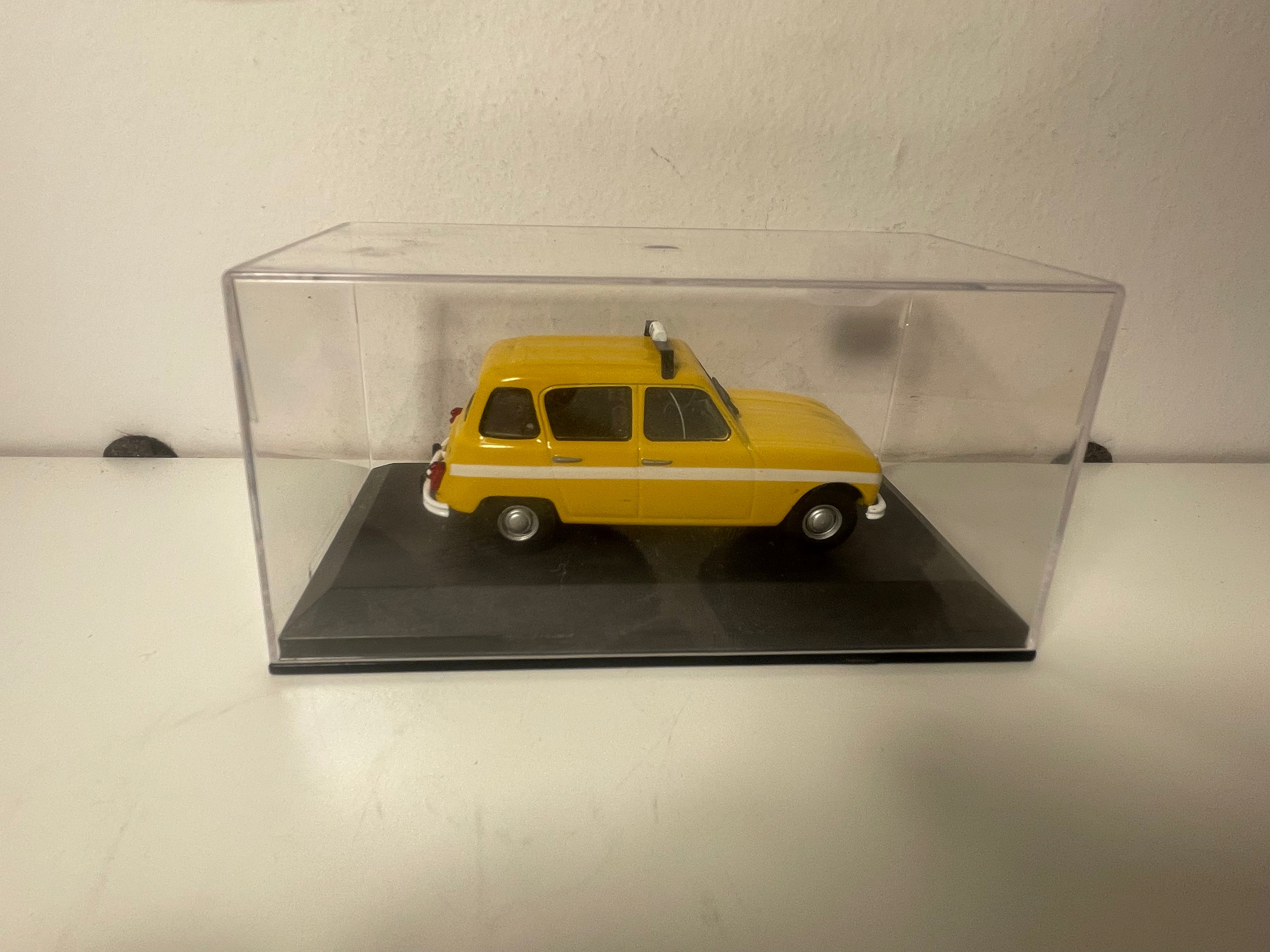 Renault 4L giel aus 1984 - Taxi zu Antananarivo (Madagaskar)