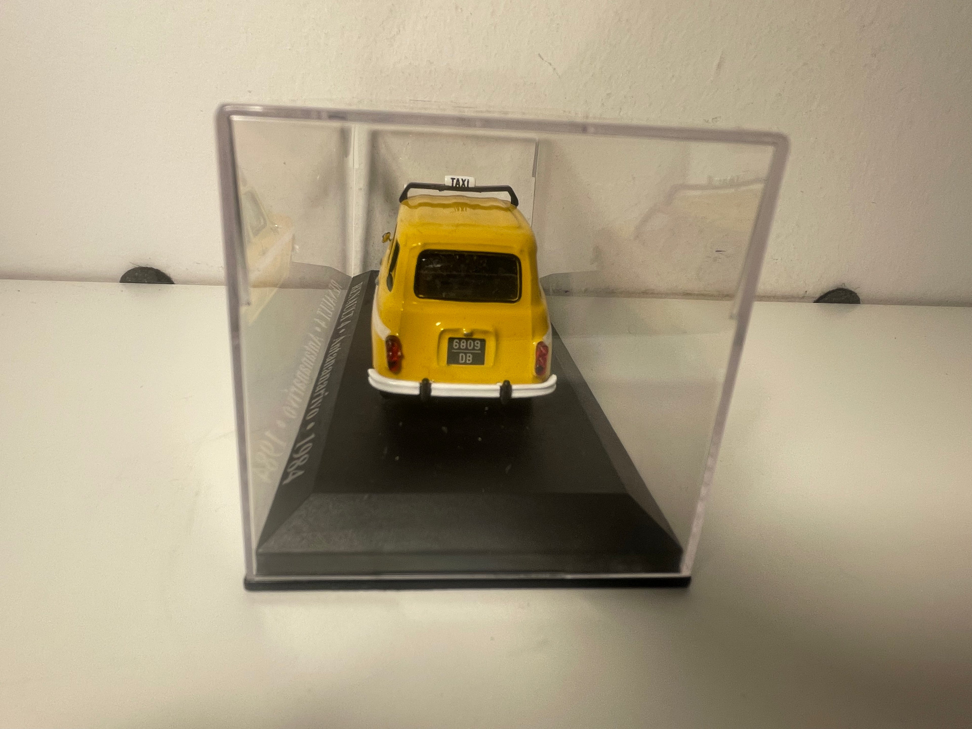 Renault 4L giel aus 1984 - Taxi zu Antananarivo (Madagaskar)