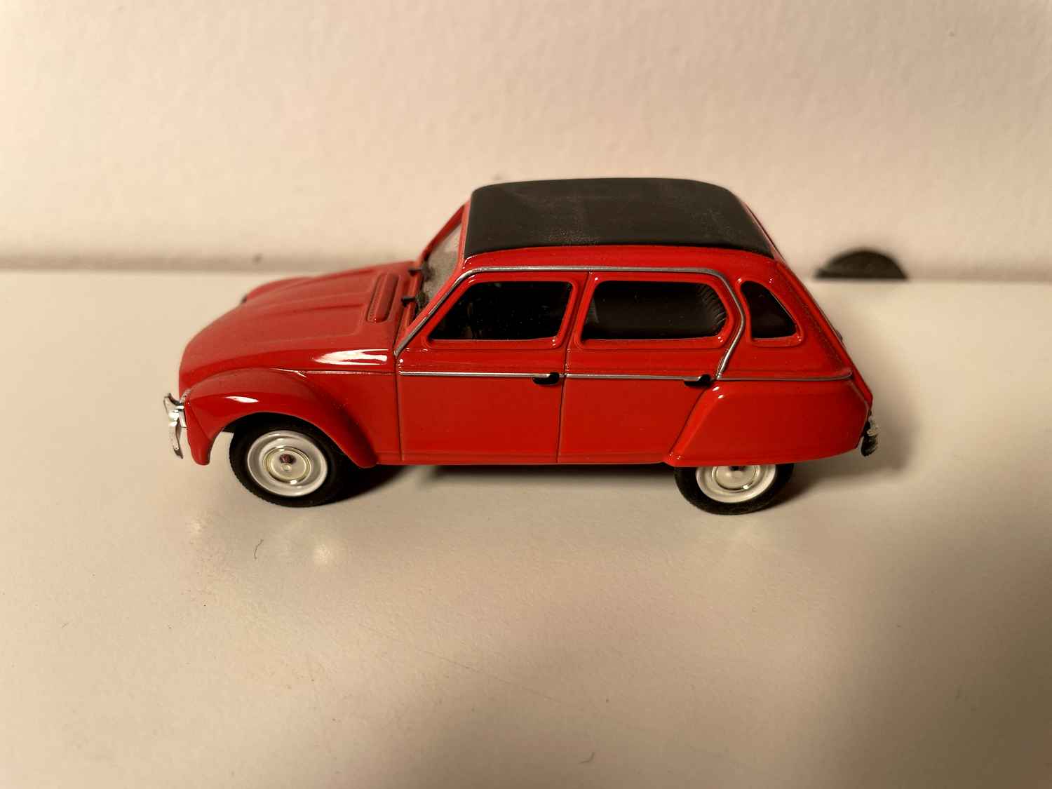 Citroën Dyane rout an schwaarz Dack - Norev (an der Blister)