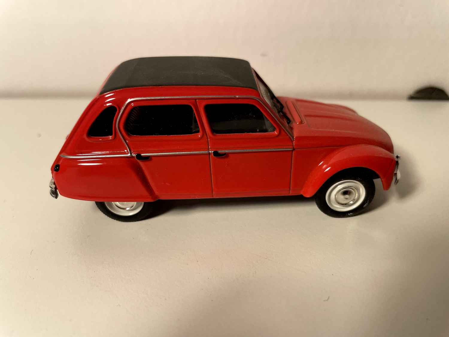 Citroën Dyane rout an schwaarz Dack - Norev (an der Blister)