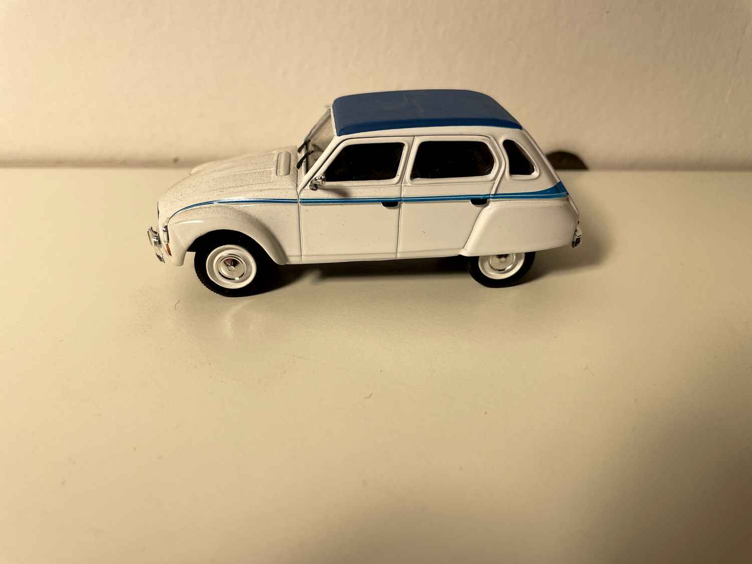 Citroën Dyane "Côtes d'Azur" wäiss mat blauer Linning an engem blauen Dack - Norev (ënner Blister)
