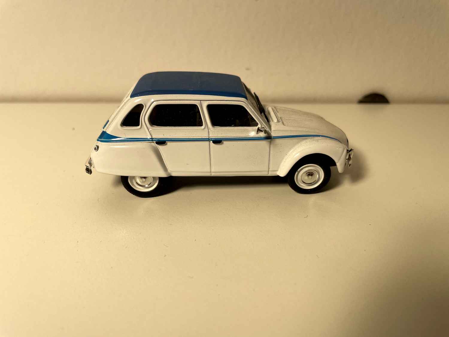 Citroën Dyane "Côtes d'Azur" wäiss mat blauer Linning an engem blauen Dack - Norev (ënner Blister)