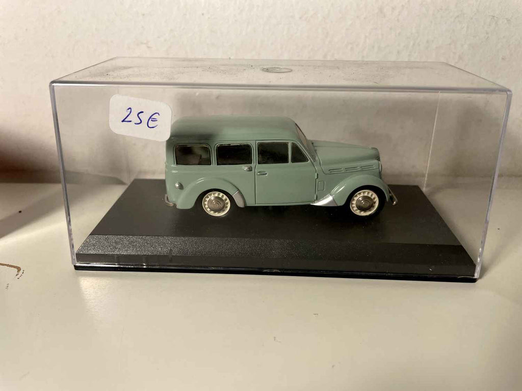 Renault Juvaquatre break vitré vert pâle (collection ELYSEE)