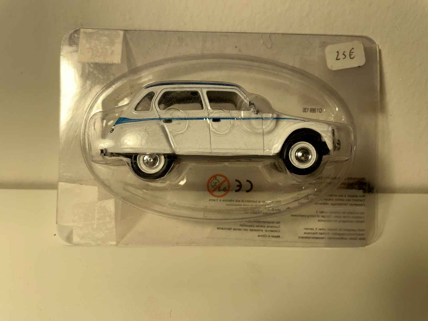 Citroën Dyane "Côtes d'Azur" wäiss mat blauer Linning an engem blauen Dack - Norev (ënner Blister)
