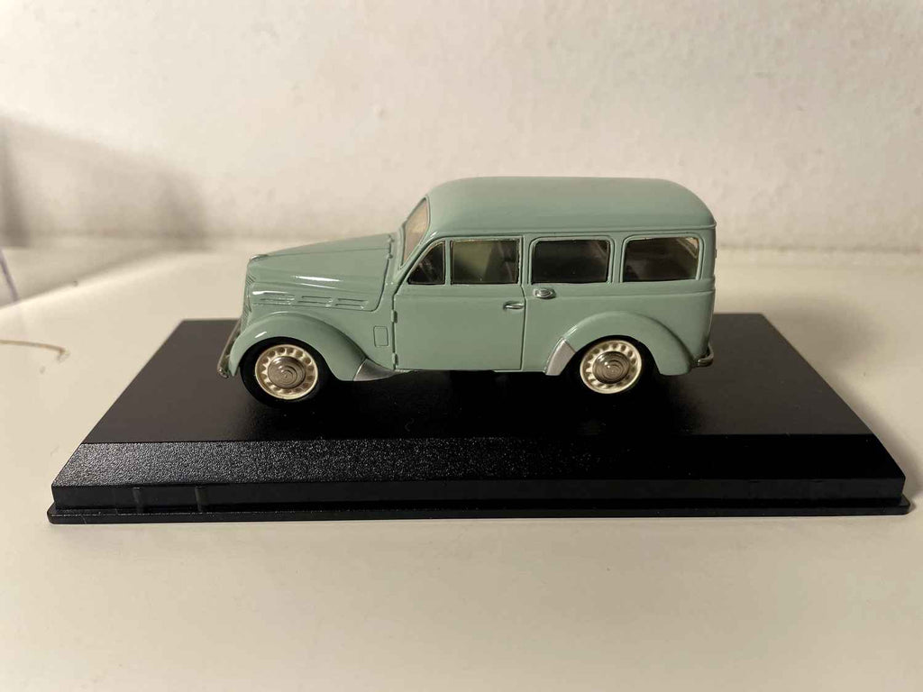 Renault Juvaquatre break vitré vert pâle (collection ELYSEE)