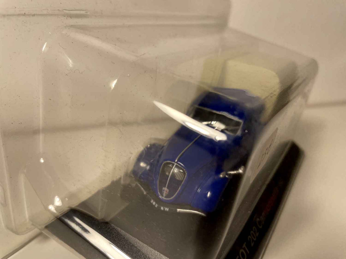 Furgoneta Peugeot 202 de lona azul de 1947 (lona beige con el texto PEUGEOT)