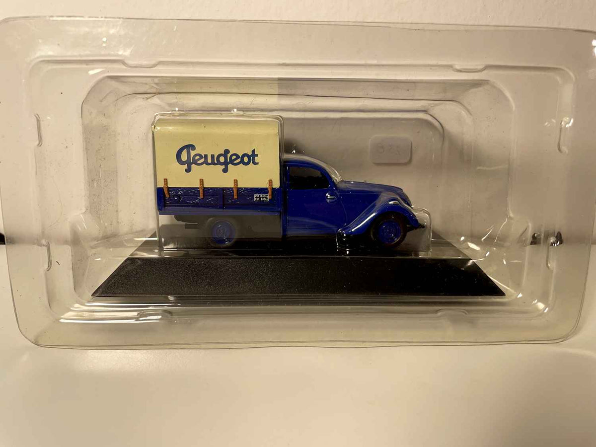 Furgoneta Peugeot 202 de lona azul de 1947 (lona beige con el texto PEUGEOT)
