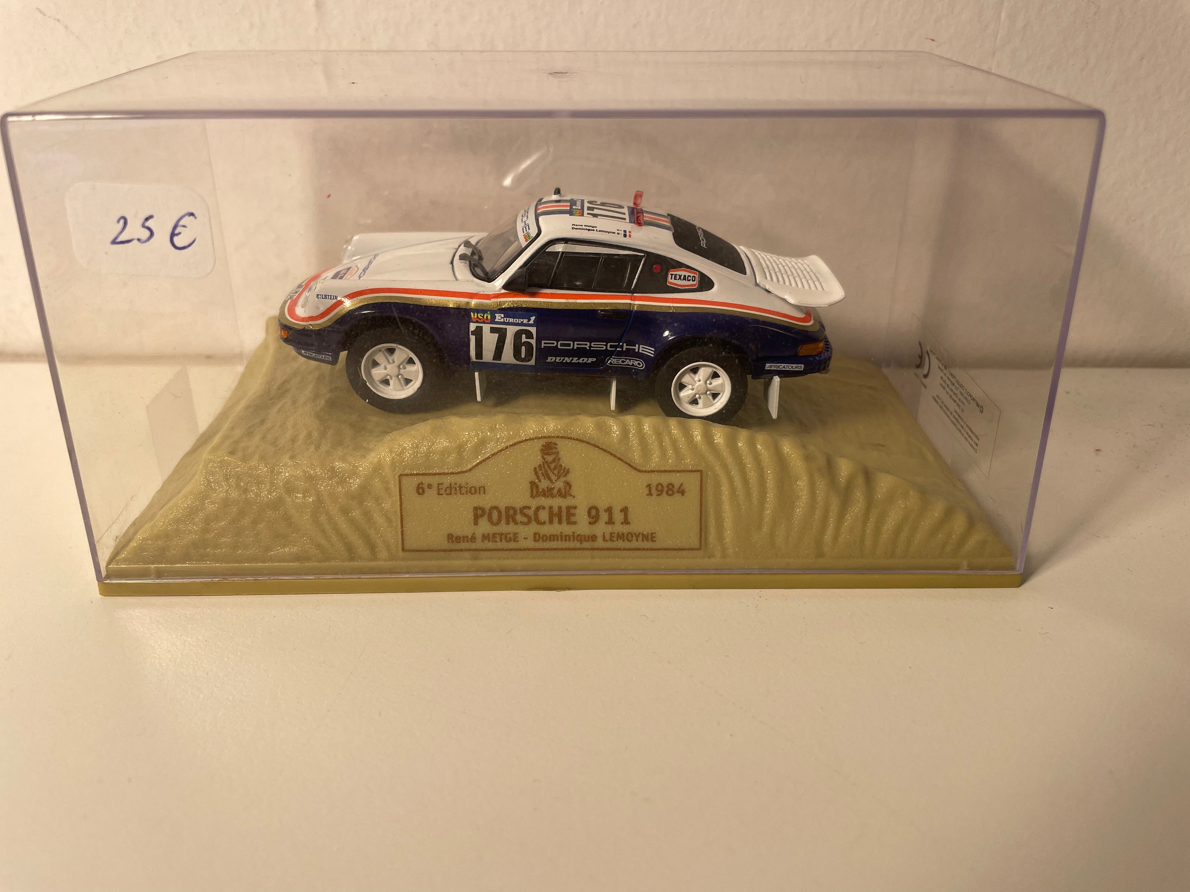 Porsche 911 blanca y azul número 176 - Paris-Dakar 1984