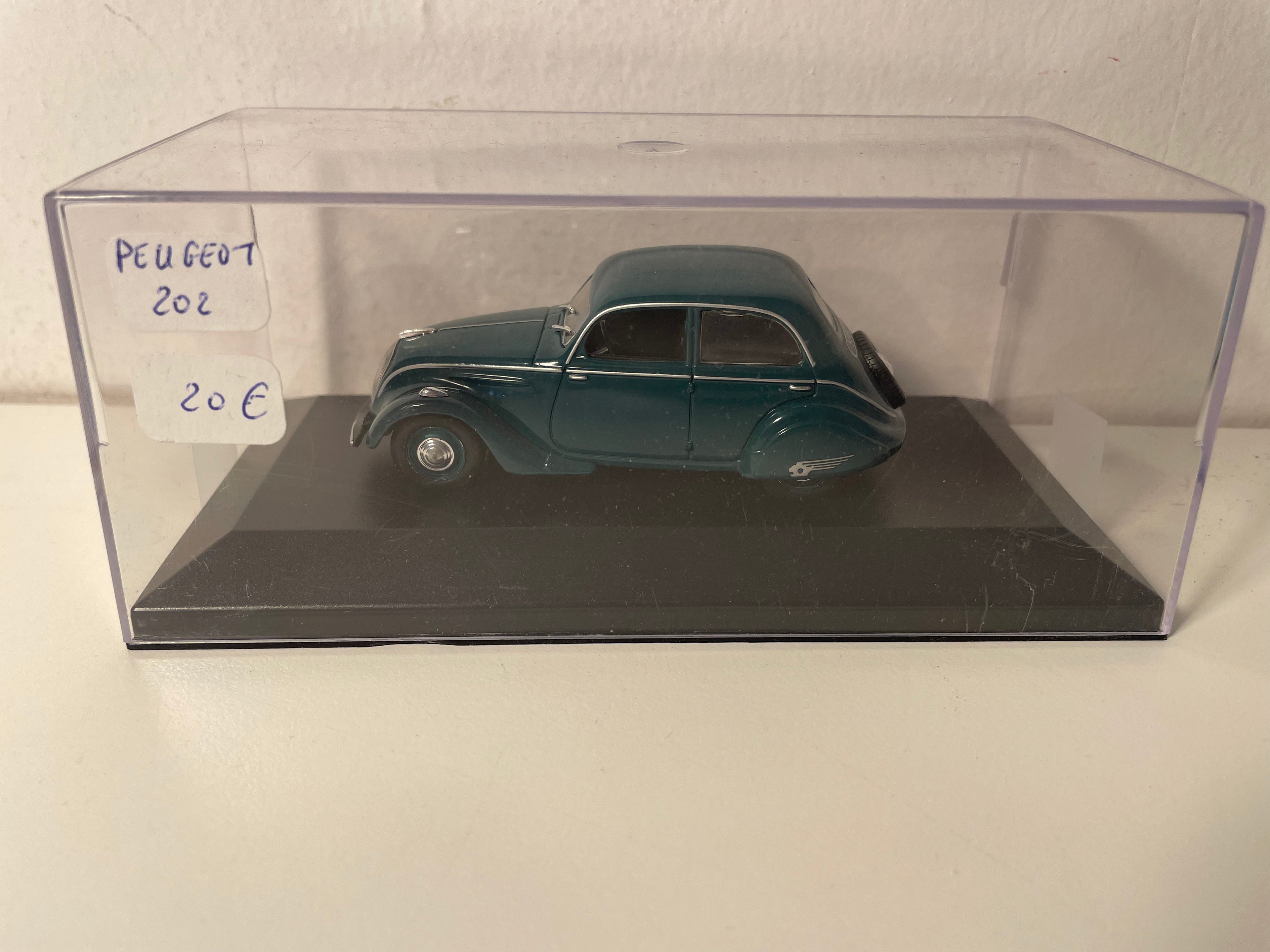 Peugeot 202 verde (caja de plexiglás)