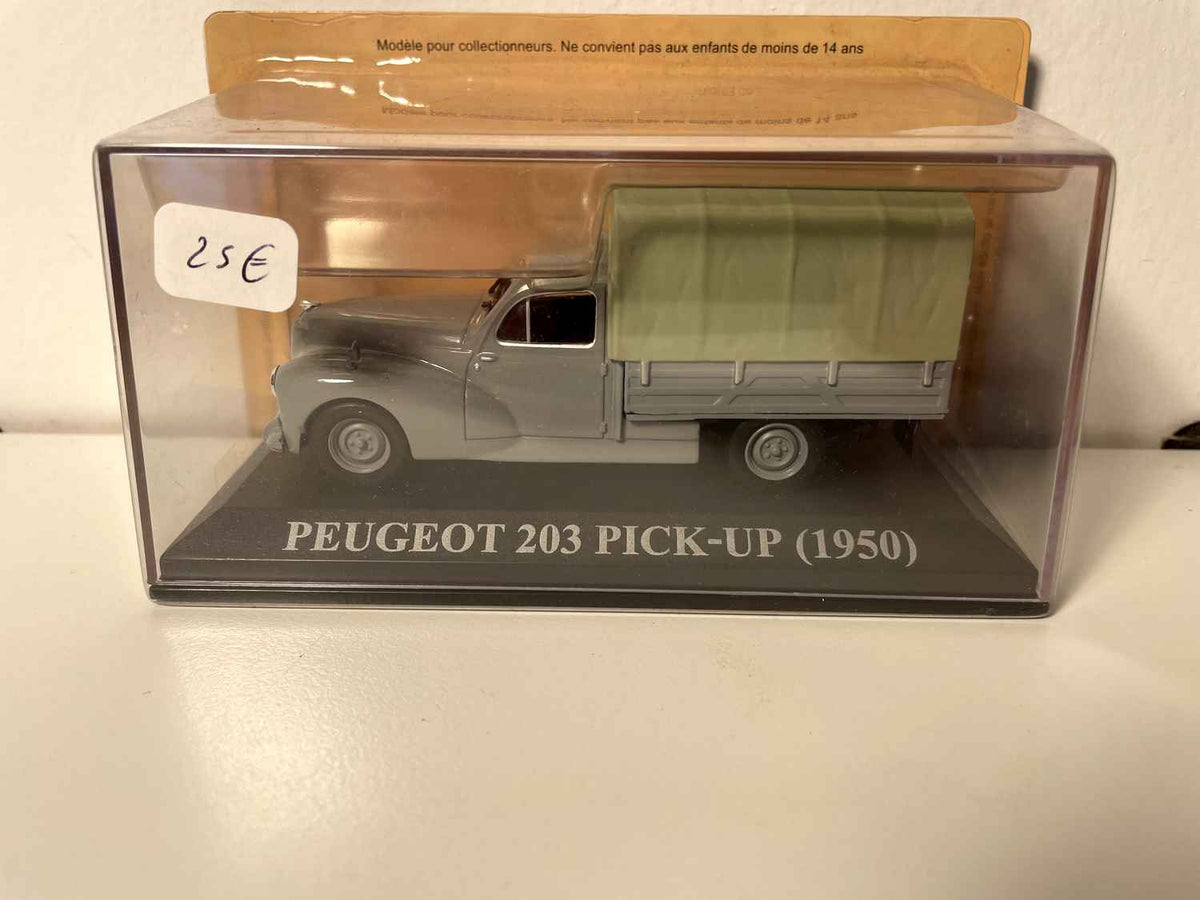 Peugeot 203 pick-up grigio con telone verde del 1950
