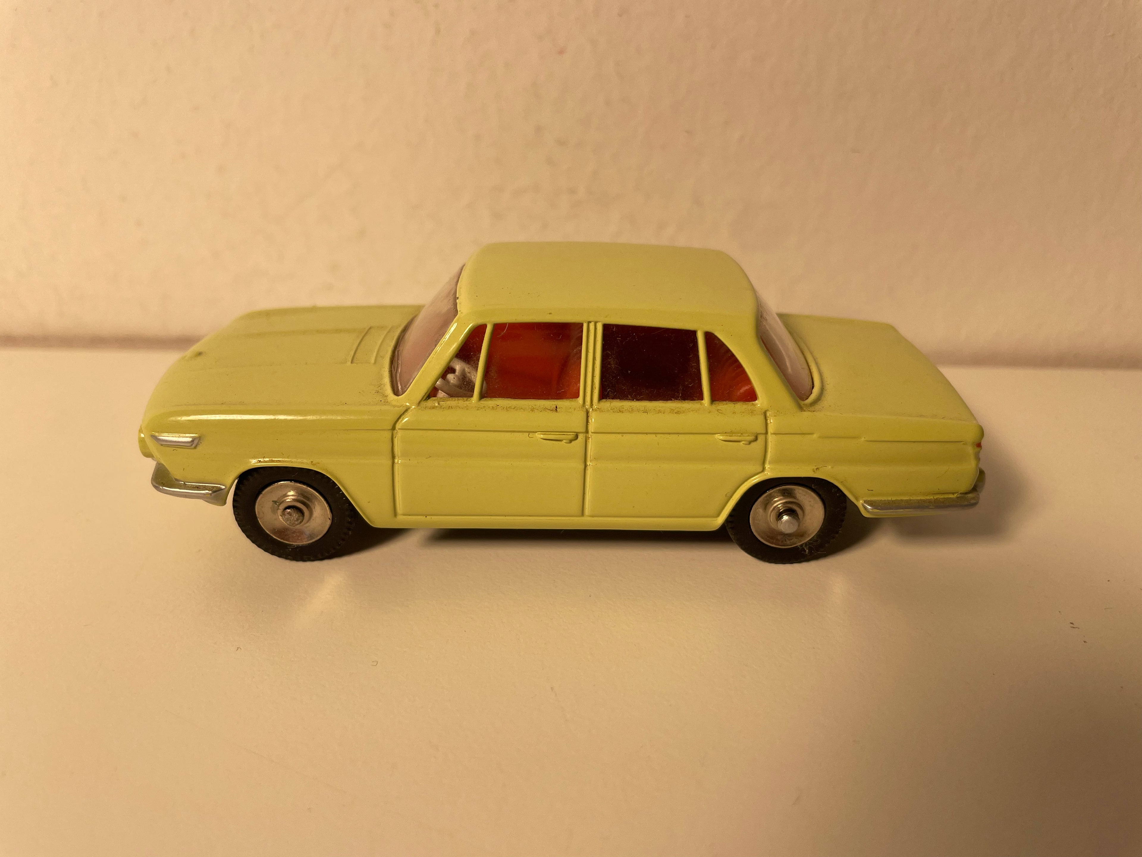 BMW 1500 jasnożółty Dinky-Toys (Editions Atlas)