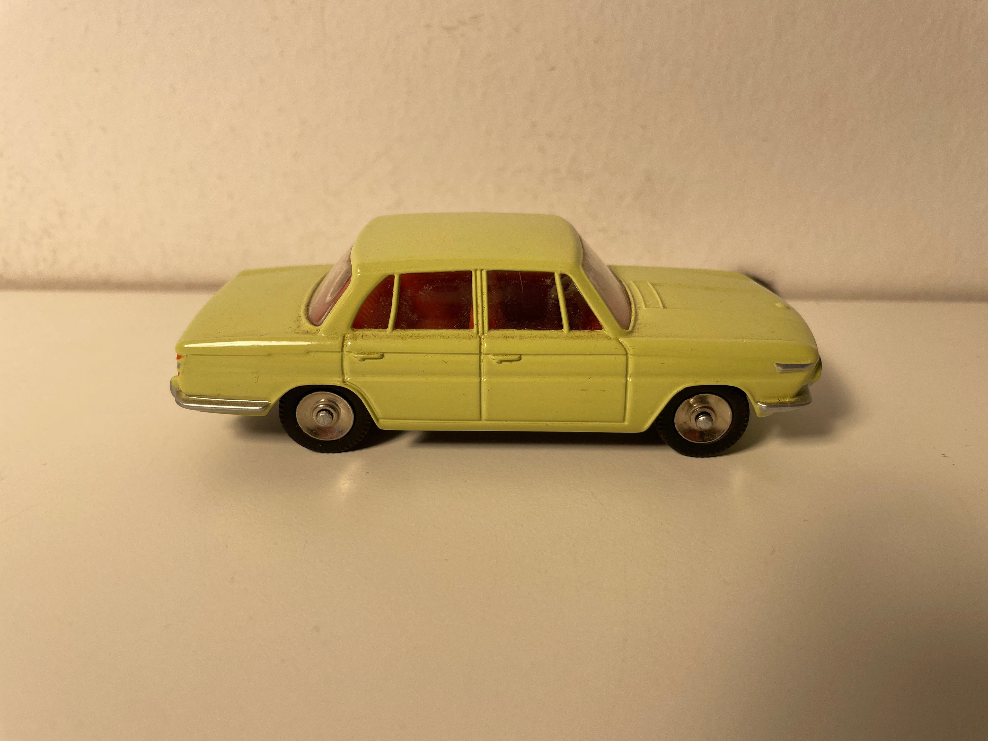 BMW 1500 jasnożółty Dinky-Toys (Editions Atlas)