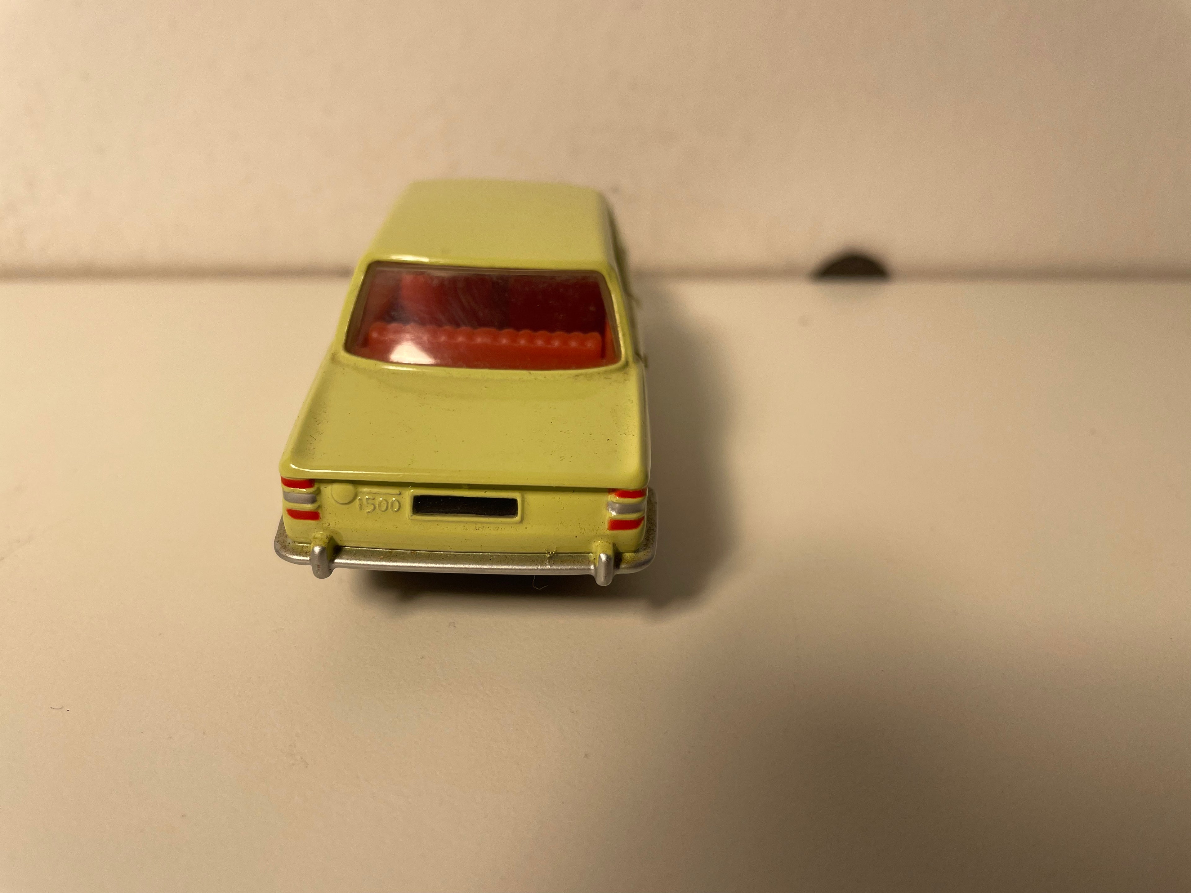 BMW 1500 jasnożółty Dinky-Toys (Editions Atlas)