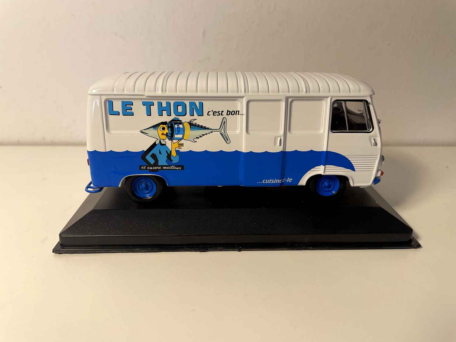 Peugeot J7 blanc et bleu - Publicité pour le thon (le poisson)