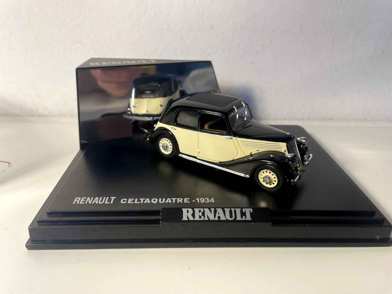 Renault Celtaquatre beżowy i czarny z 1934 roku (pudełko prostokątne) - NOREV