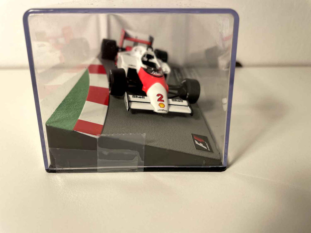 McLaren MP 4/2B branco e laranja número 2 de 1985 - Fórmula 1