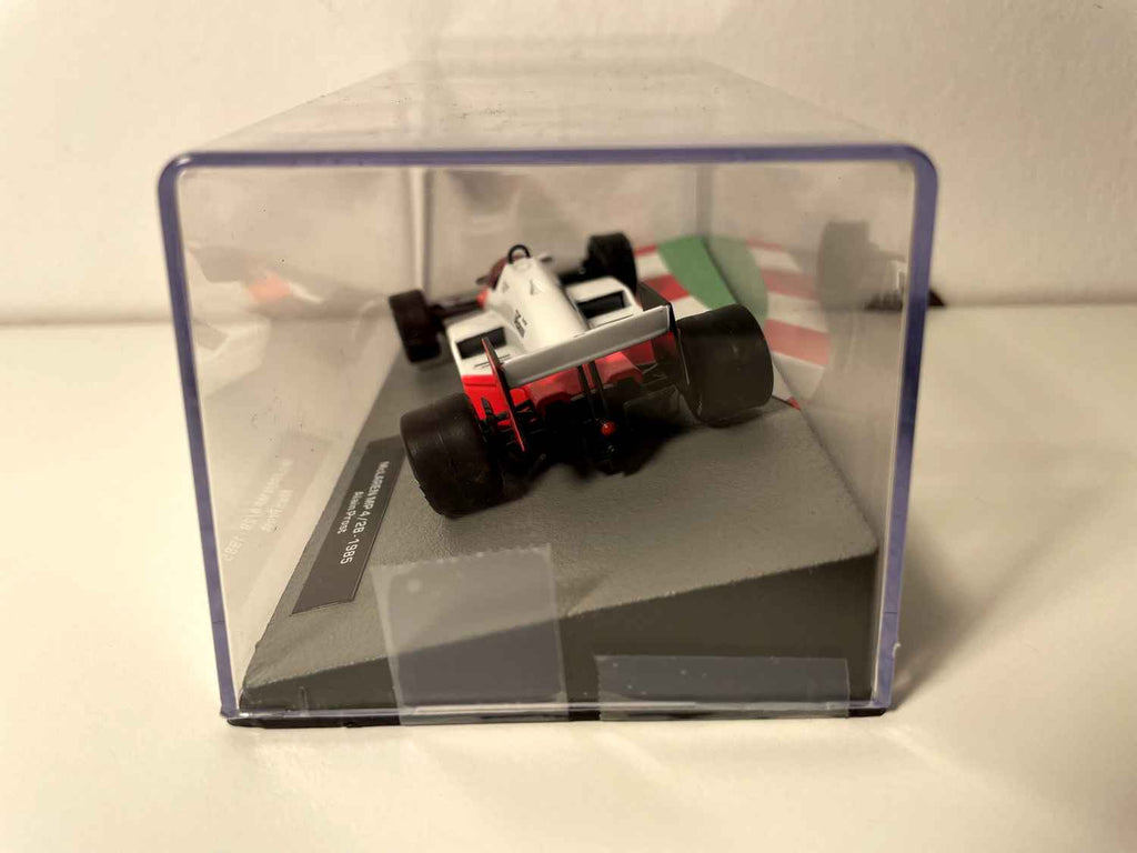 McLaren MP 4/2B branco e laranja número 2 de 1985 - Fórmula 1