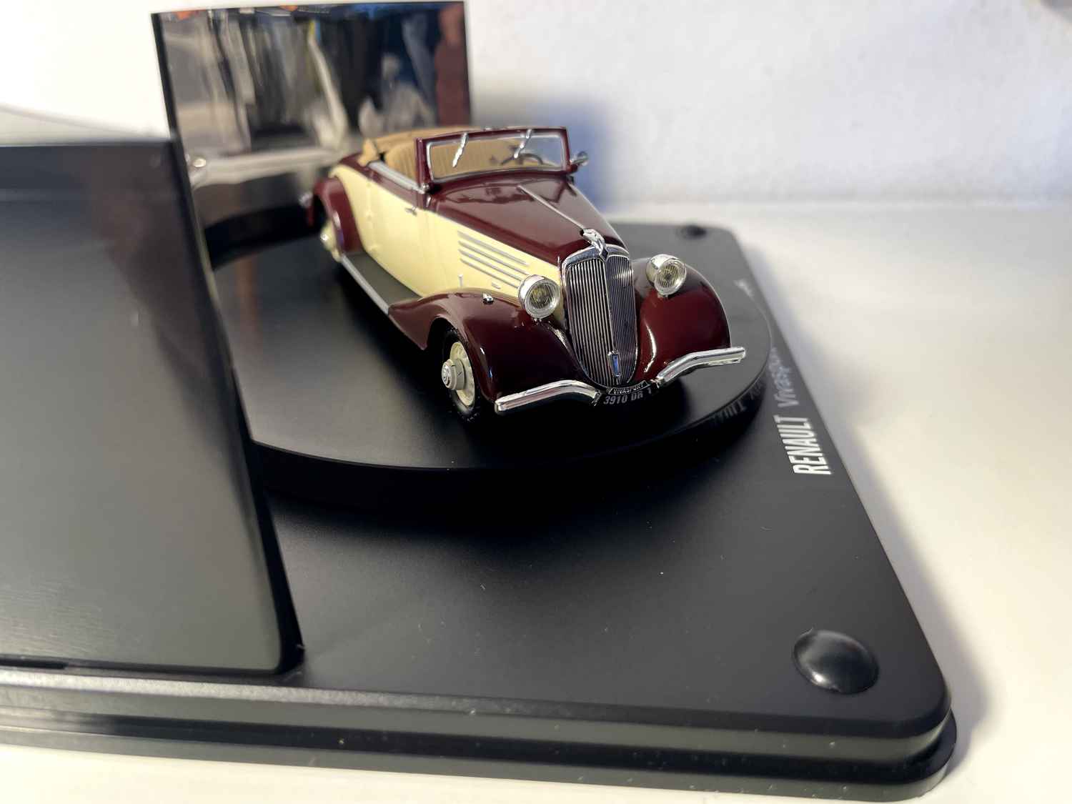 Renault Vivasport cabriolet bordowy i beżowy z 1934 roku (coffret boite rectangle)
