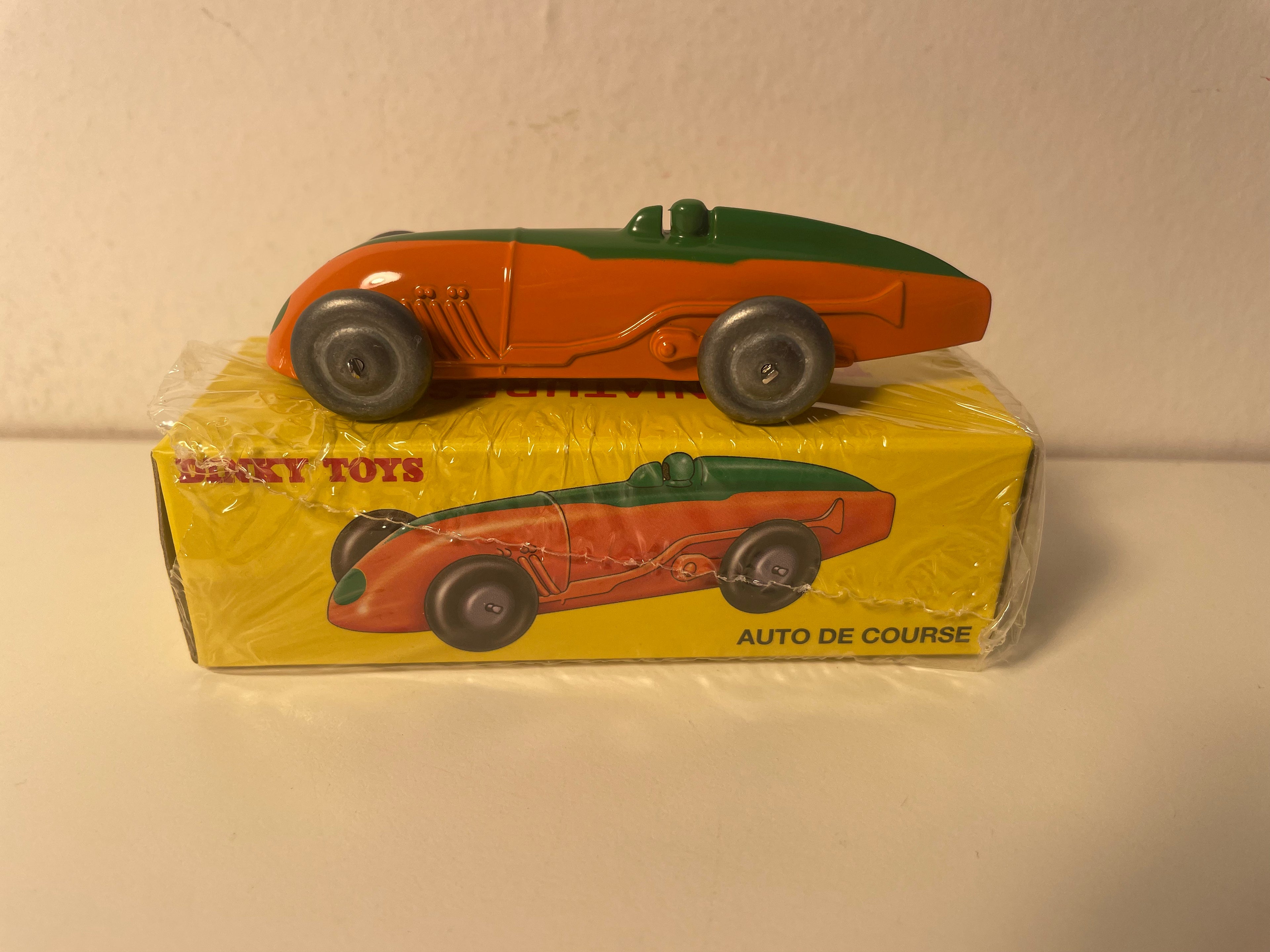 Carro de corrida laranja e verde número 4 Dinky-Toys (edição Atlas) - N°23A