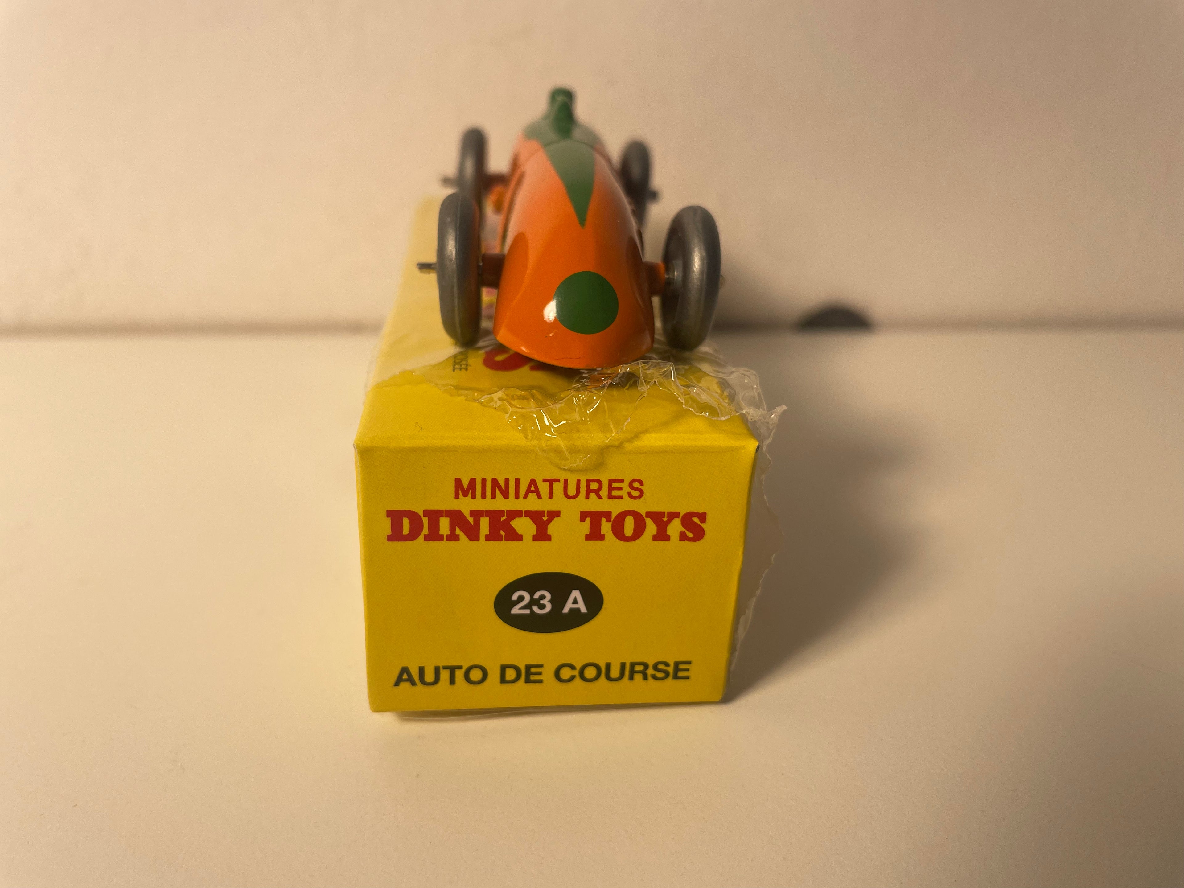 Carro de corrida laranja e verde número 4 Dinky-Toys (edição Atlas) - N°23A