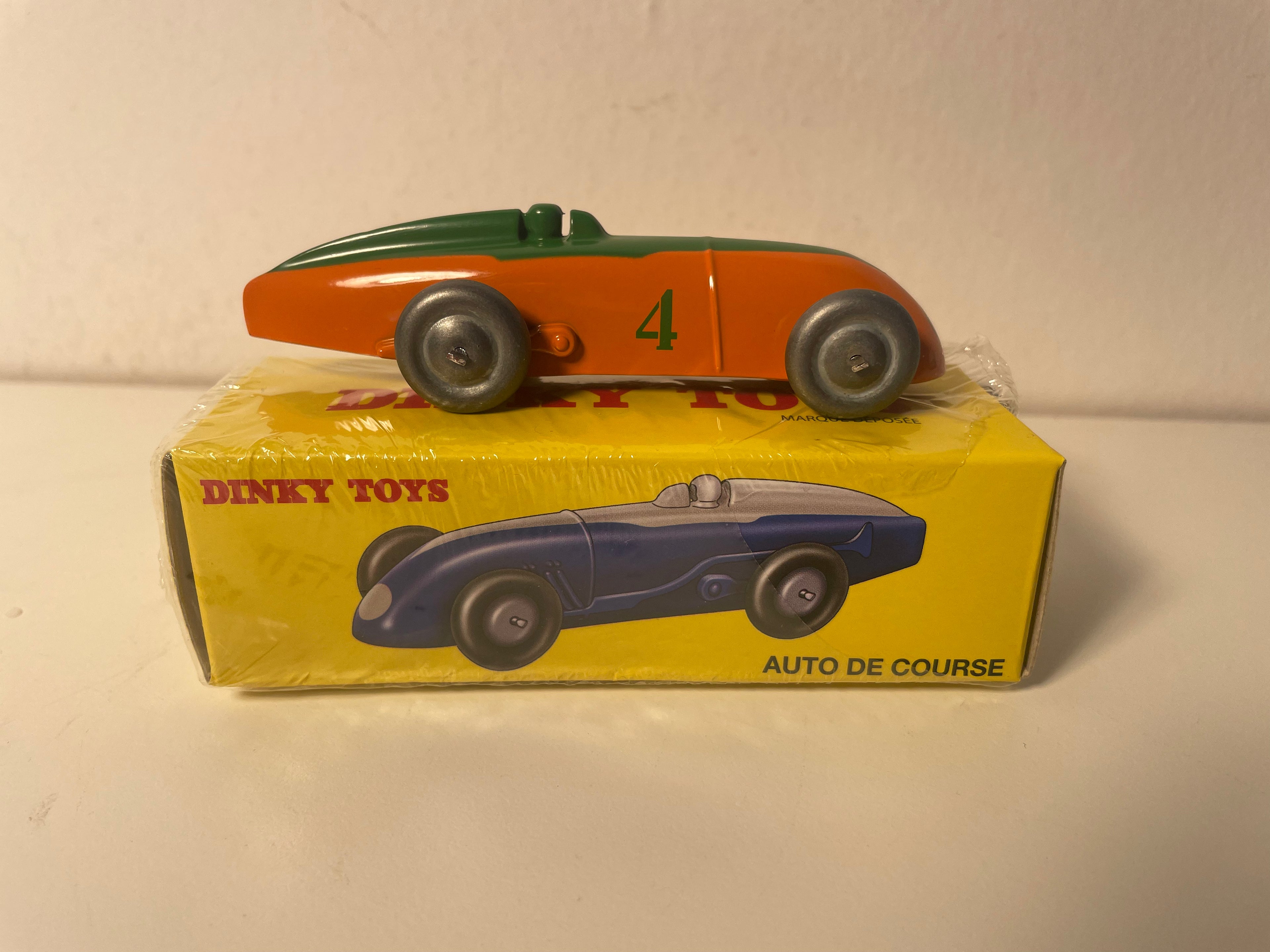 Carro de corrida laranja e verde número 4 Dinky-Toys (edição Atlas) - N°23A