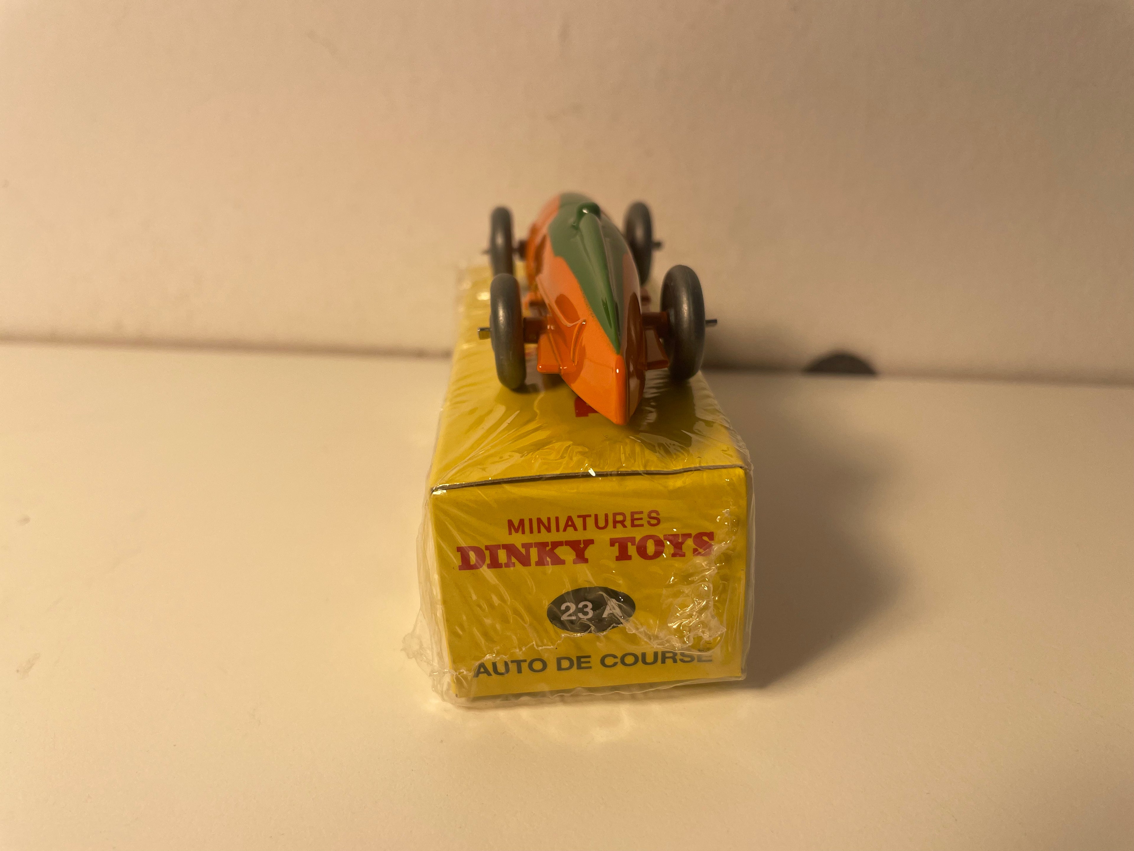 Carro de corrida laranja e verde número 4 Dinky-Toys (edição Atlas) - N°23A