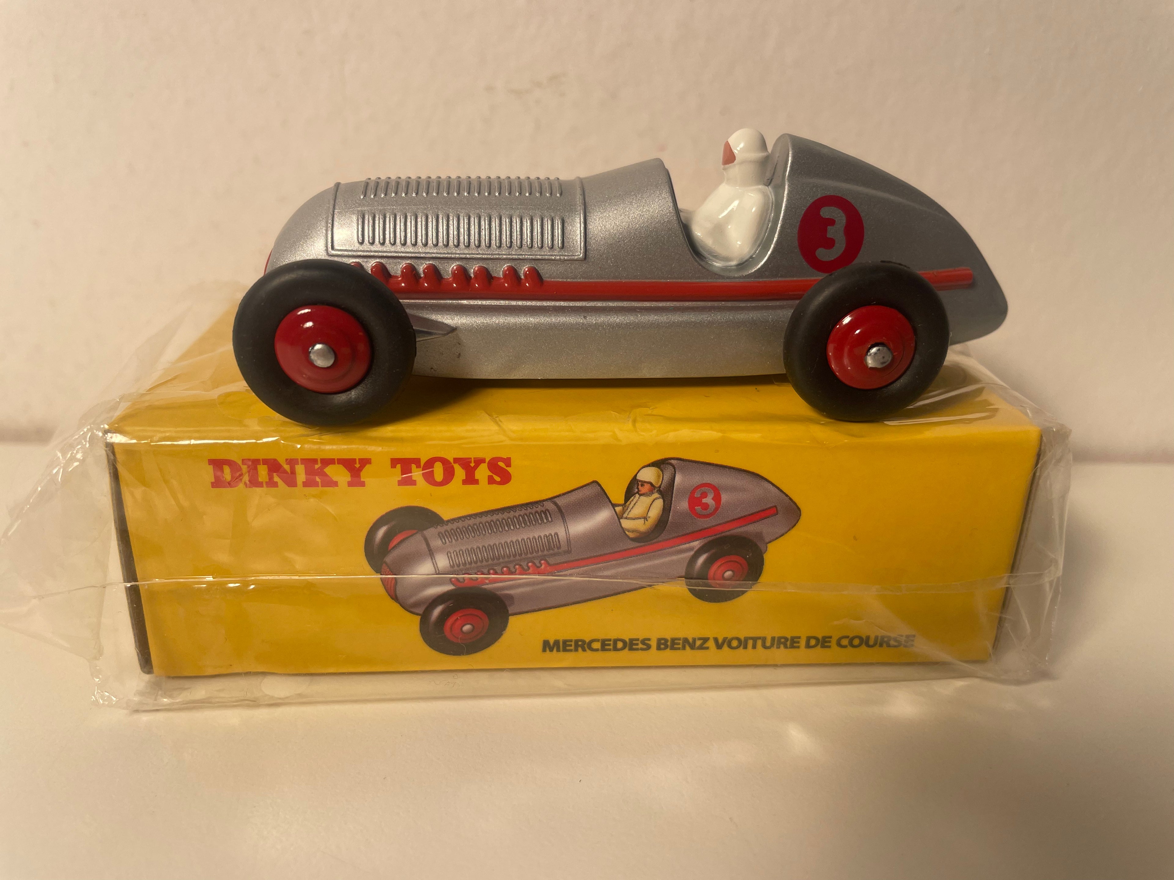 Mercedes-Benz voiture de course grise et liseret rouge numéro 3 Dinky-Toys (Editions Atlas) - N°23 C