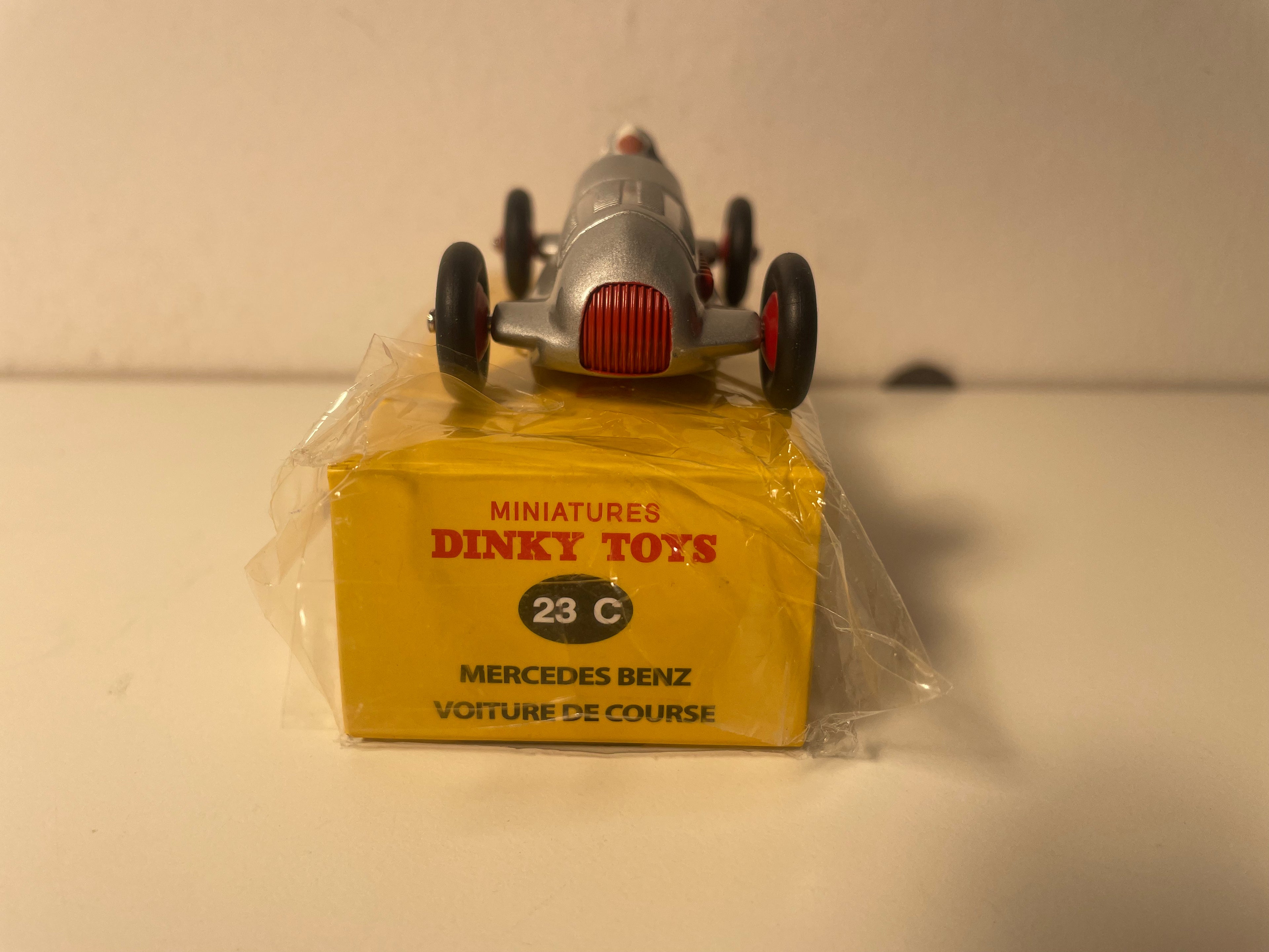Mercedes-Benz voiture de course grise et liseret rouge numéro 3 Dinky-Toys (Editions Atlas) - N°23 C