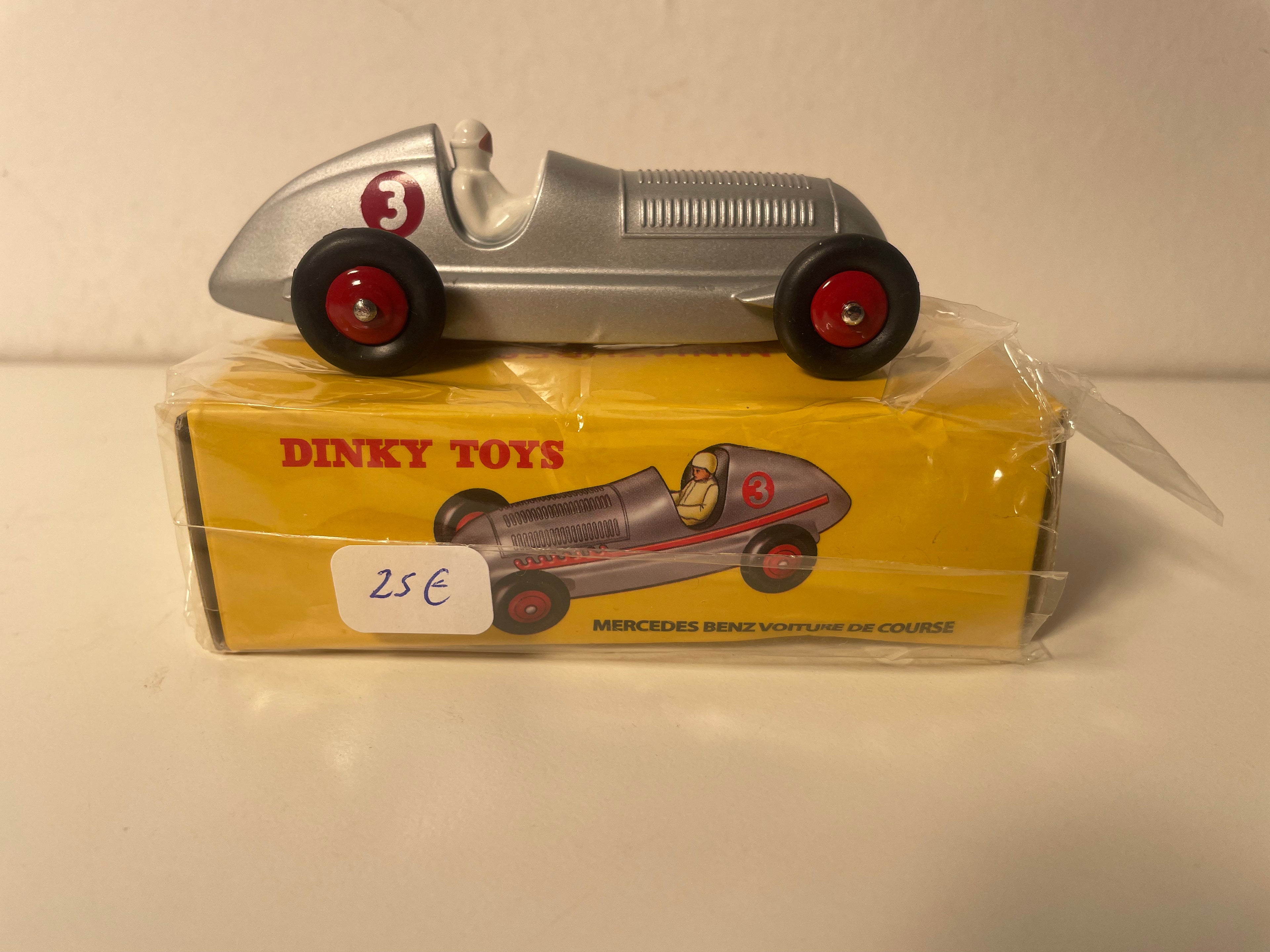 Mercedes-Benz voiture de course grise et liseret rouge numéro 3 Dinky-Toys (Editions Atlas) - N°23 C