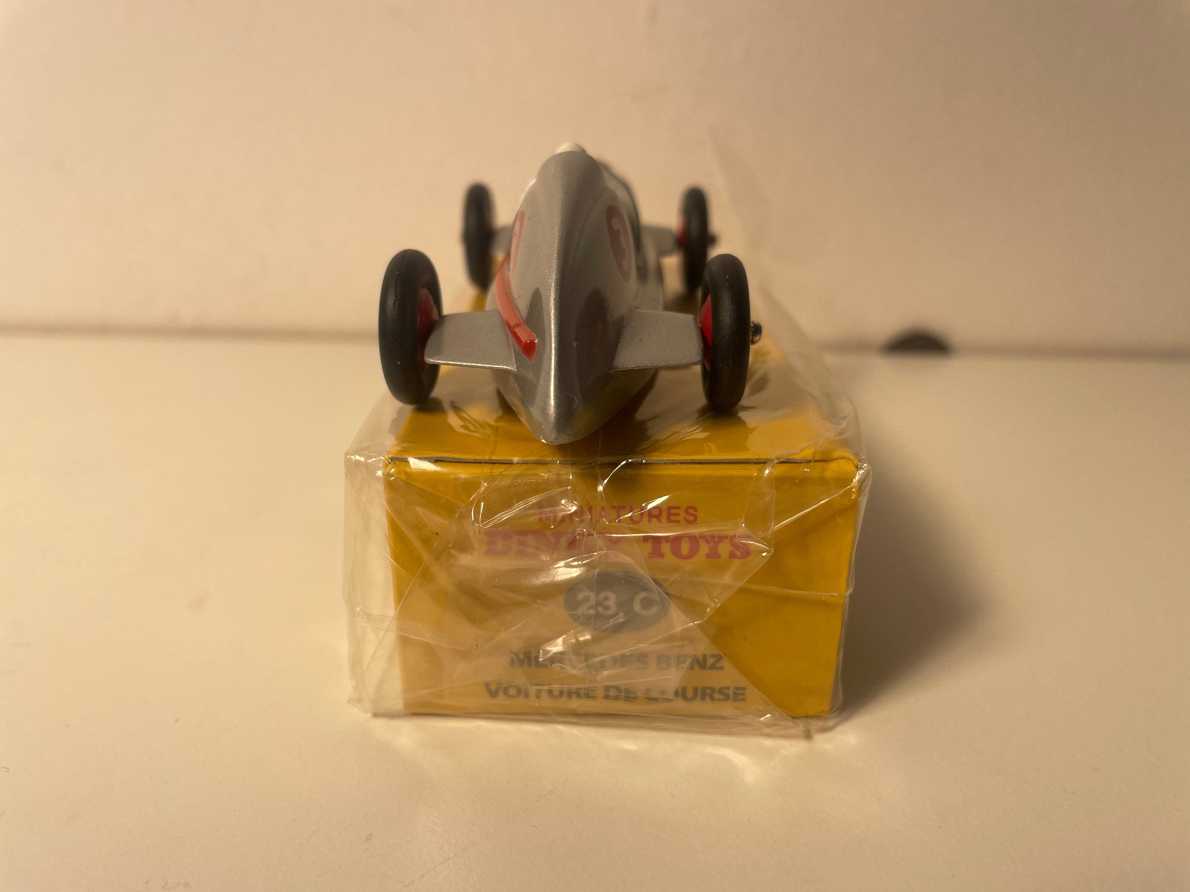 Mercedes-Benz voiture de course grise et liseret rouge numéro 3 Dinky-Toys (Editions Atlas) - N°23 C