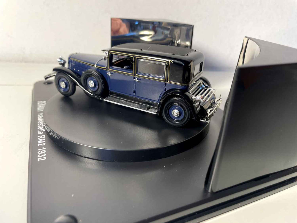 Renault Réinastella RM2 donkelblau vum Joer 1932 (Rectangular Box)