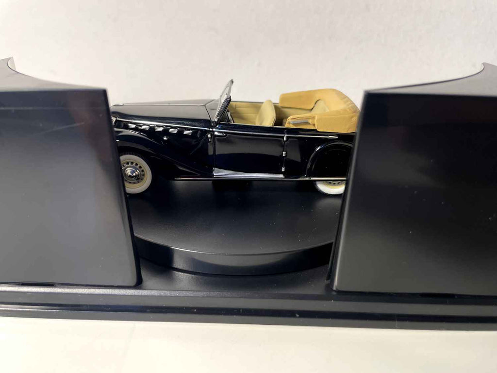 Renault Suprastella czarna limuzyna z 1939 roku (pudełko prostokątne)