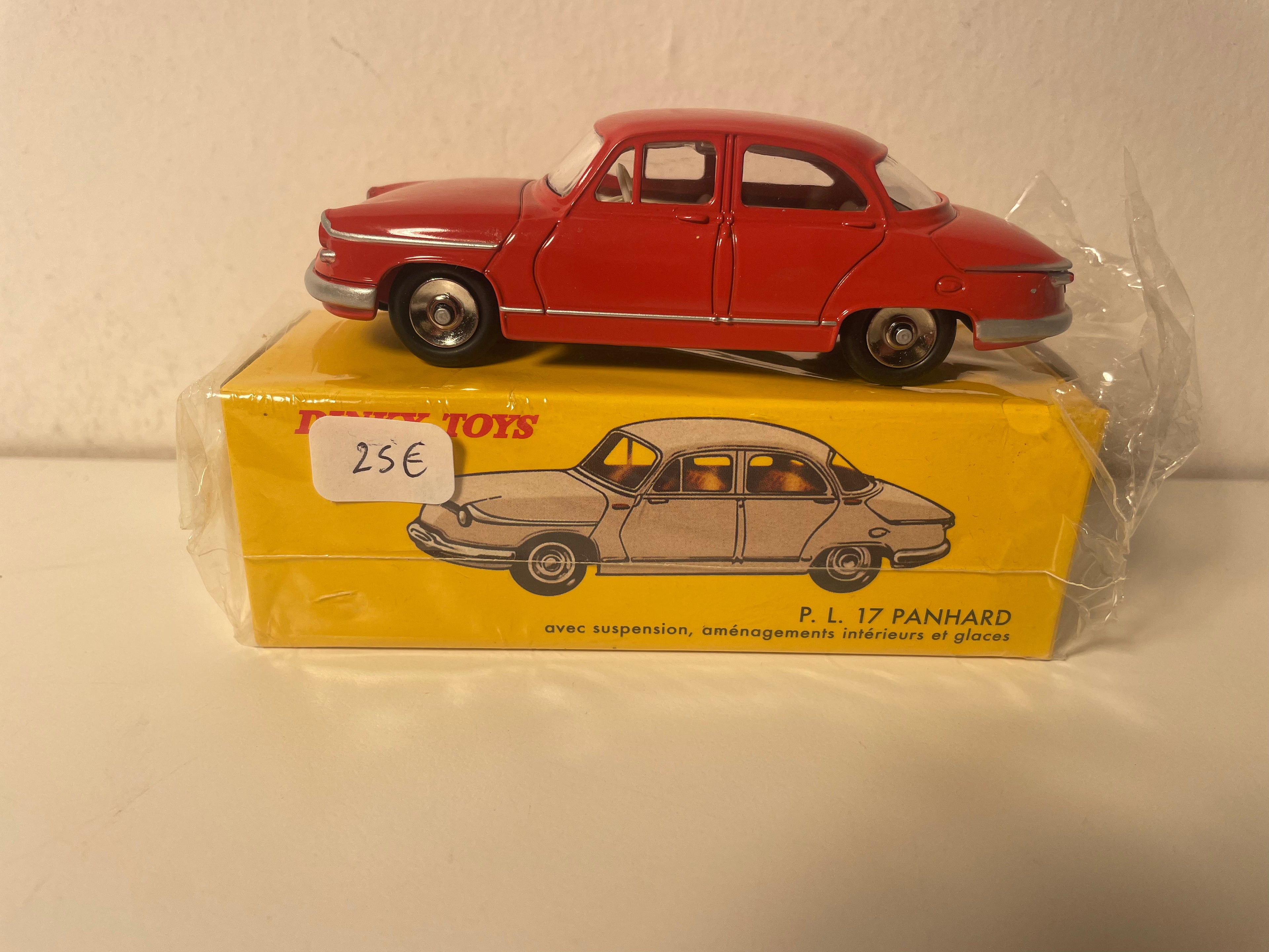 Panhard PL 17 rouge orangée? Dinky-Toys (éditions Atlas) - N°547