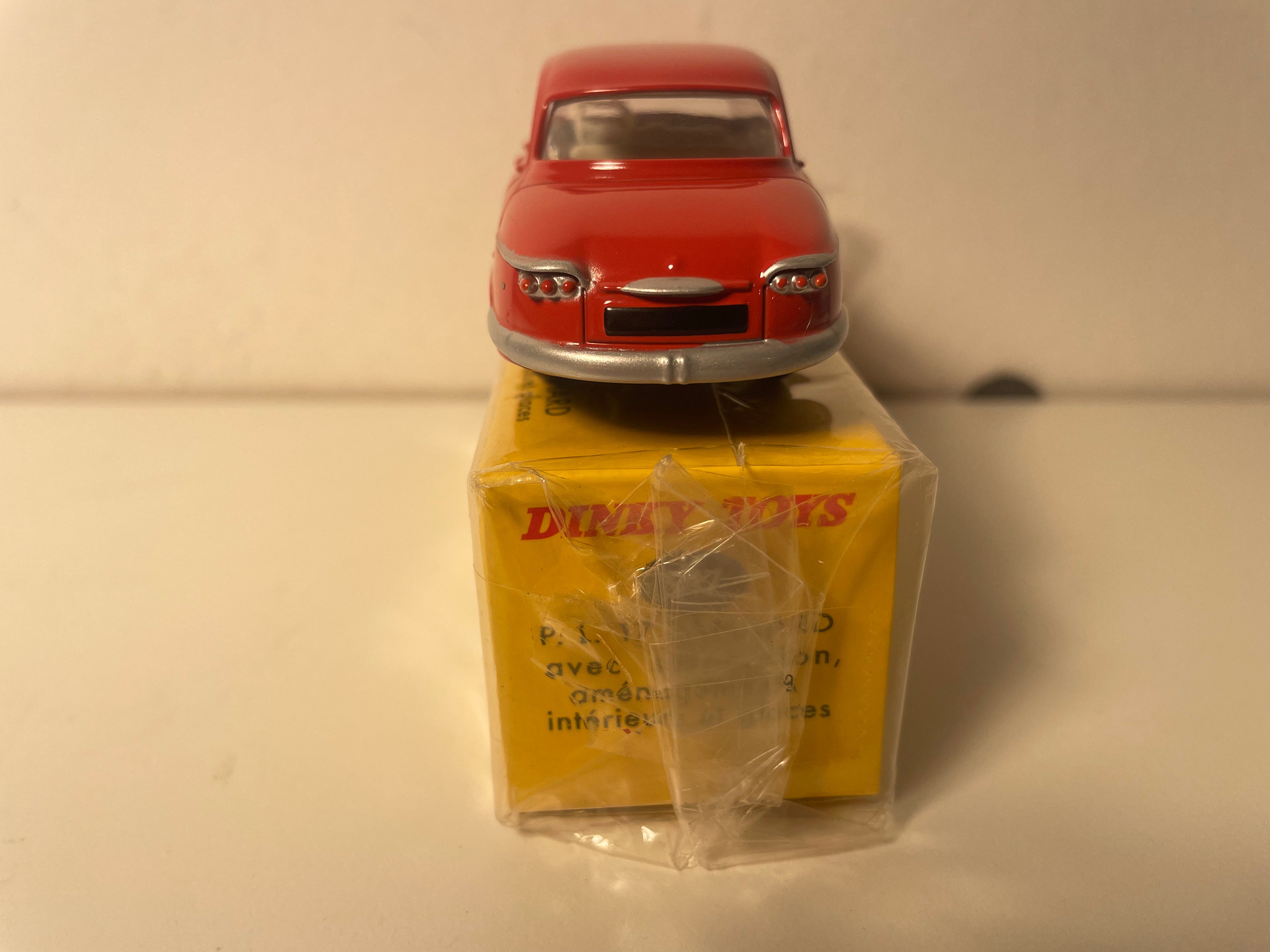 Panhard PL 17 rouge orangée? Dinky-Toys (éditions Atlas) - N°547