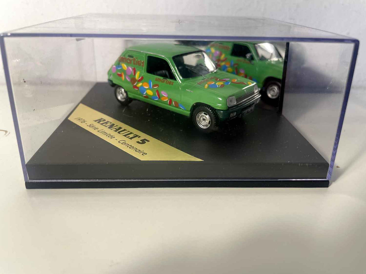 Renault 5 gréng vun 1976 mat SMARTIES Dekoratioun - VITESSE