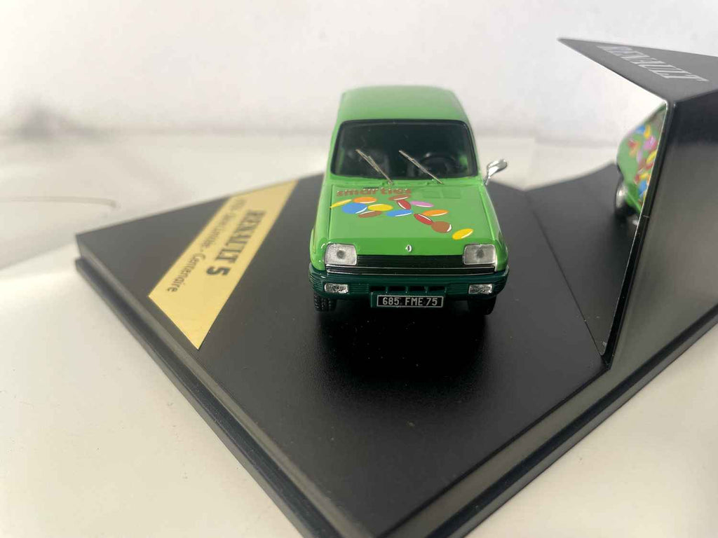 Renault 5 gréng vun 1976 mat SMARTIES Dekoratioun - VITESSE