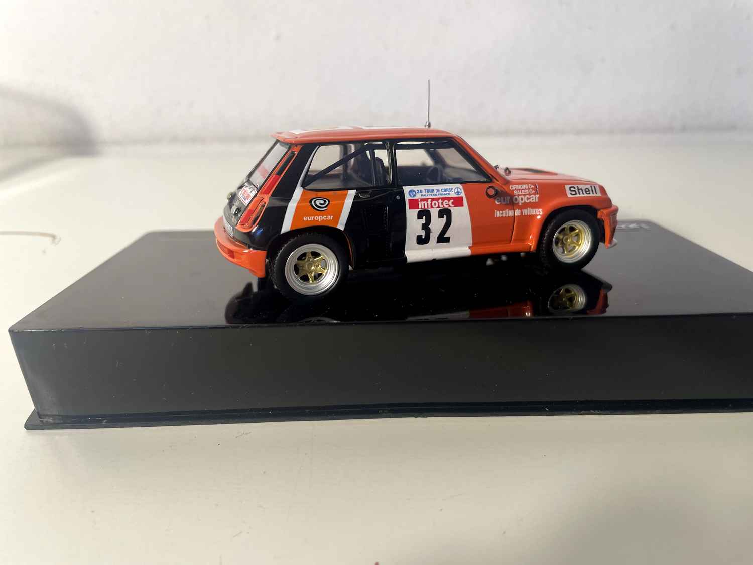 Renault 5 Turbo orange et noire numéro 32 - rallye de Corse de 1986 - IXO