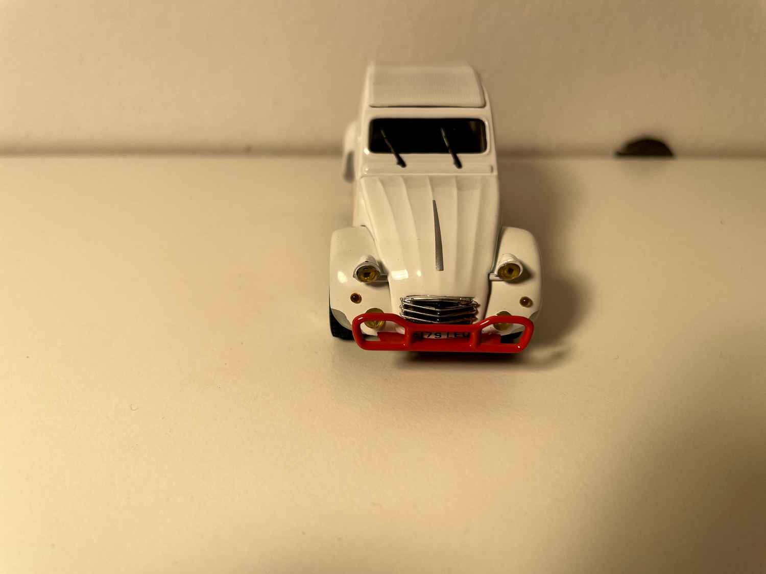 Citroën 2 CV 6 blanche et barres rouges (avec inscription "Rudolph") - Norev (sous blister)