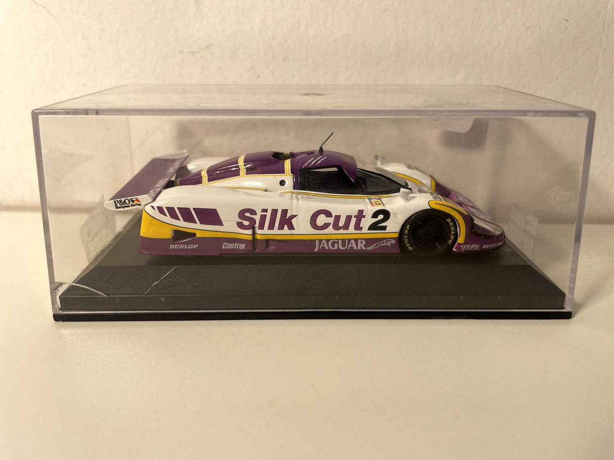 Biały, fioletowo-żółty Jaguar XJR9 numer 2 (24-godzinny wyścig Le Mans z 1988 r.)