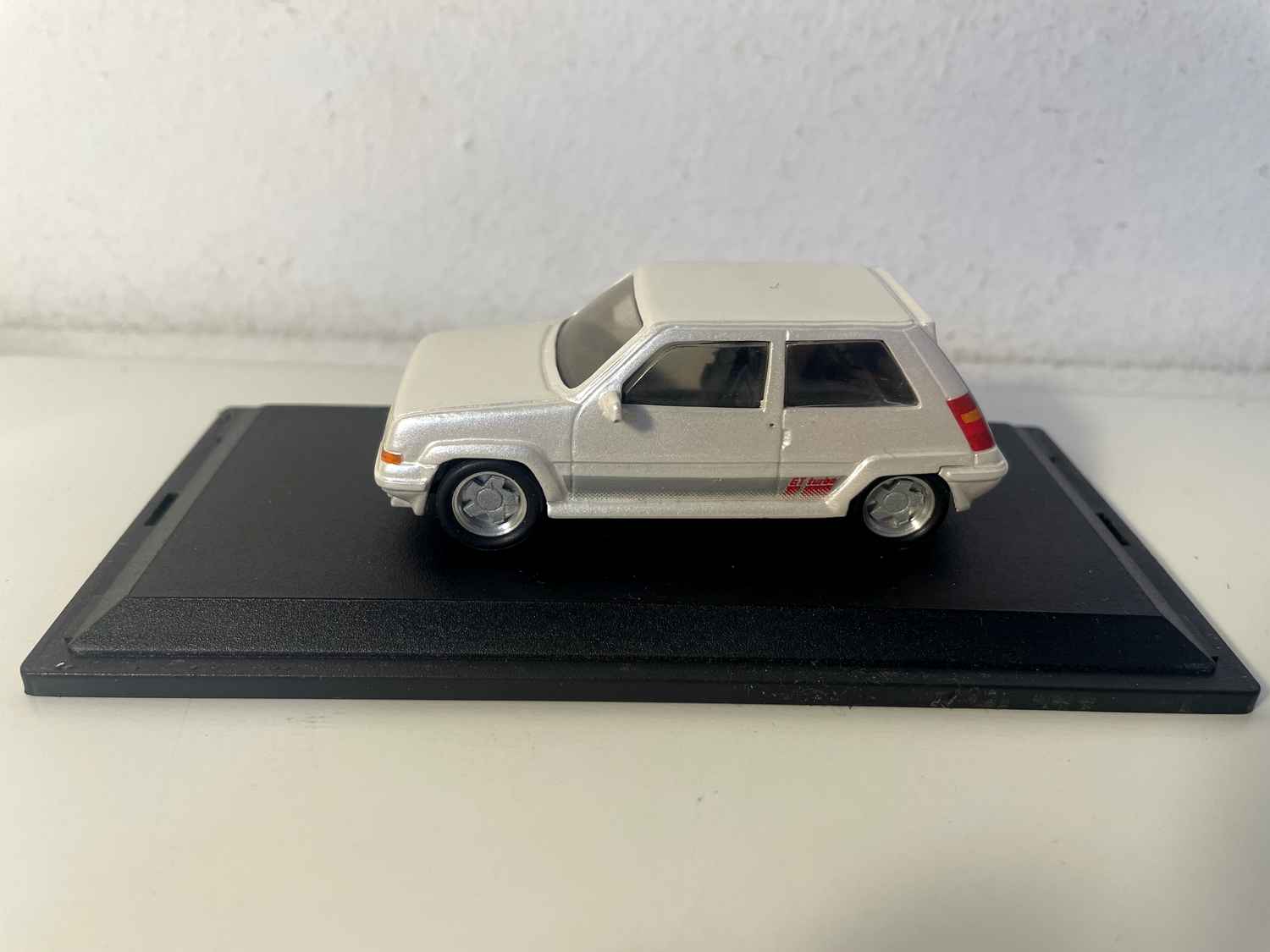 Renault Super 5 GT Turbo gebroken wit/lichtbeige? PARADCAR referentie 024