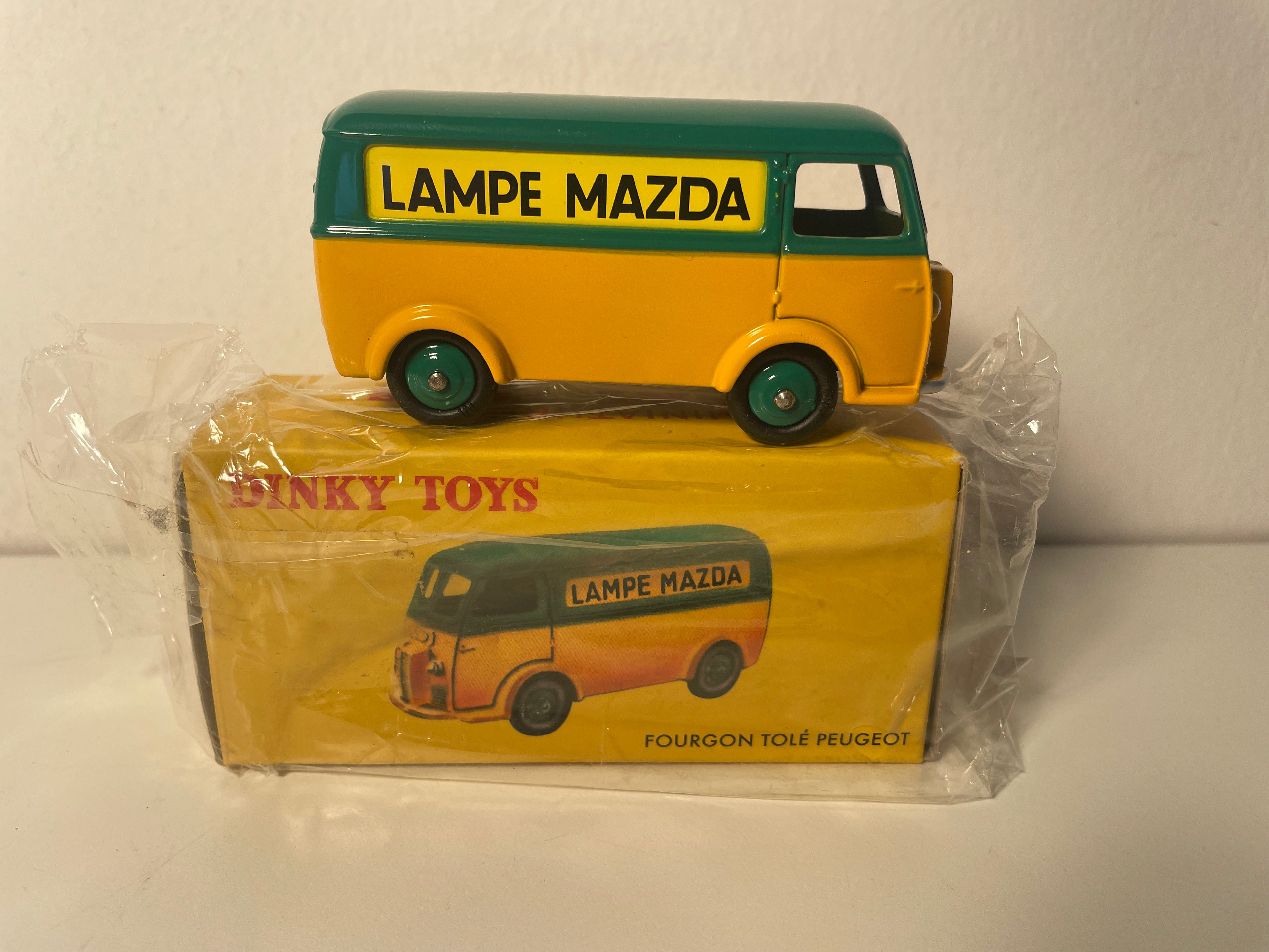 Peugeot D3A tôlé jaune et vert avec publicité Mazda Dinky-Toys (Editions Atlas) - N°25B