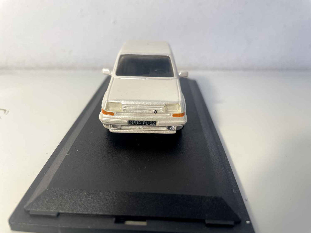 Renault Super 5 GT Turbo gebroken wit/lichtbeige? PARADCAR referentie 024