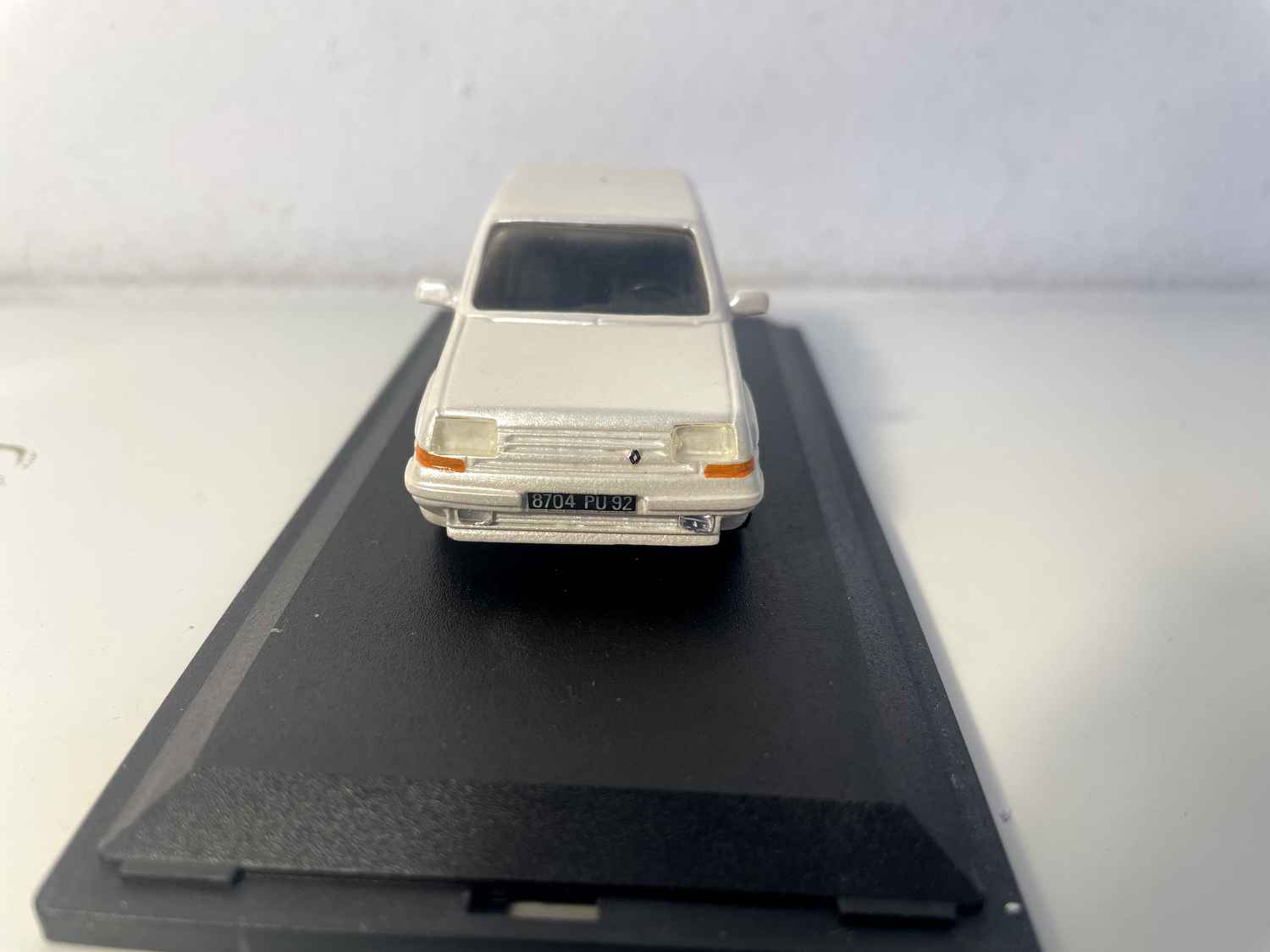 Renault Super 5 GT Turbo gebroken wit/lichtbeige? PARADCAR referentie 024