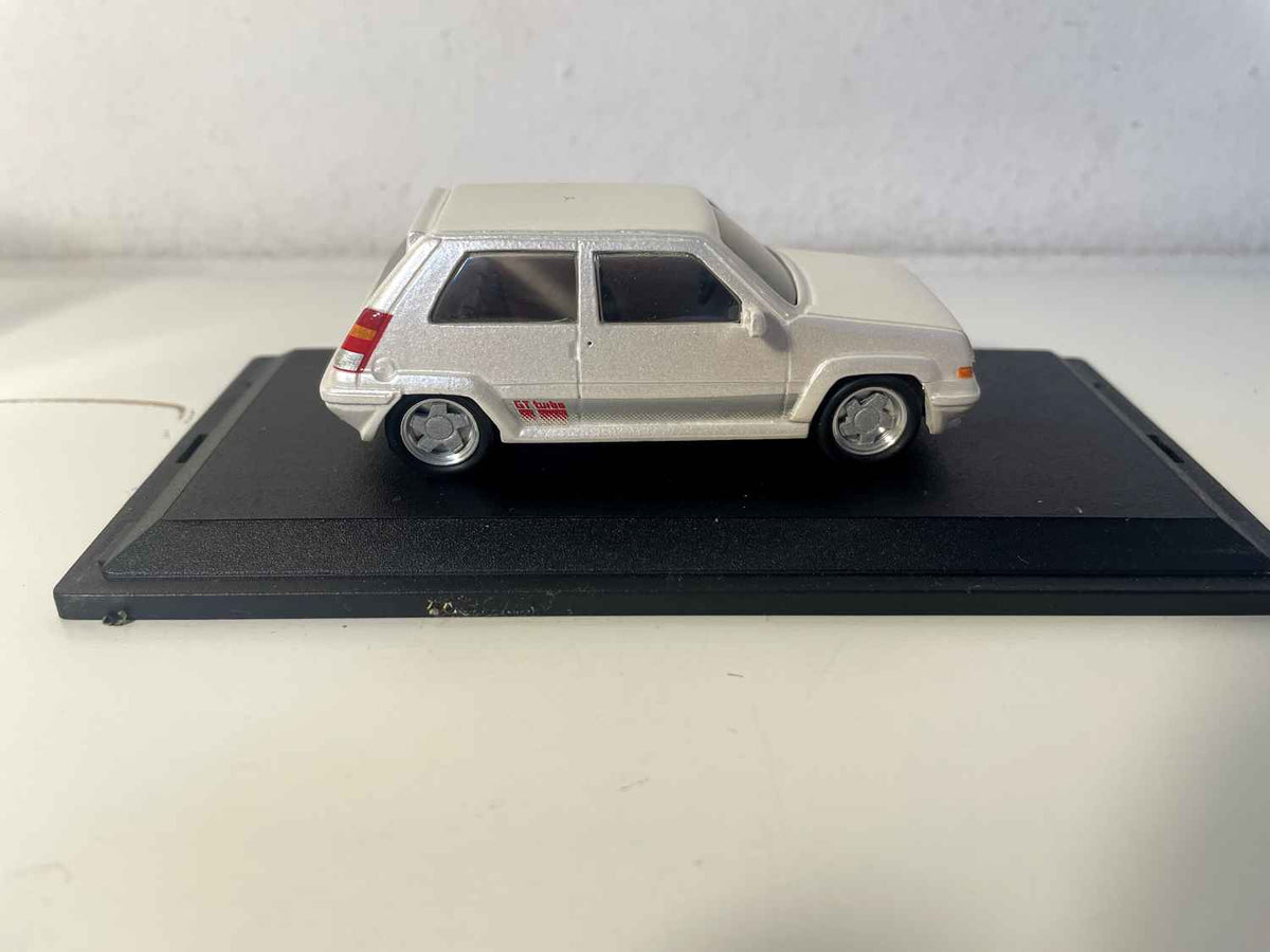 Renault Super 5 GT Turbo gebroken wit/lichtbeige? PARADCAR referentie 024