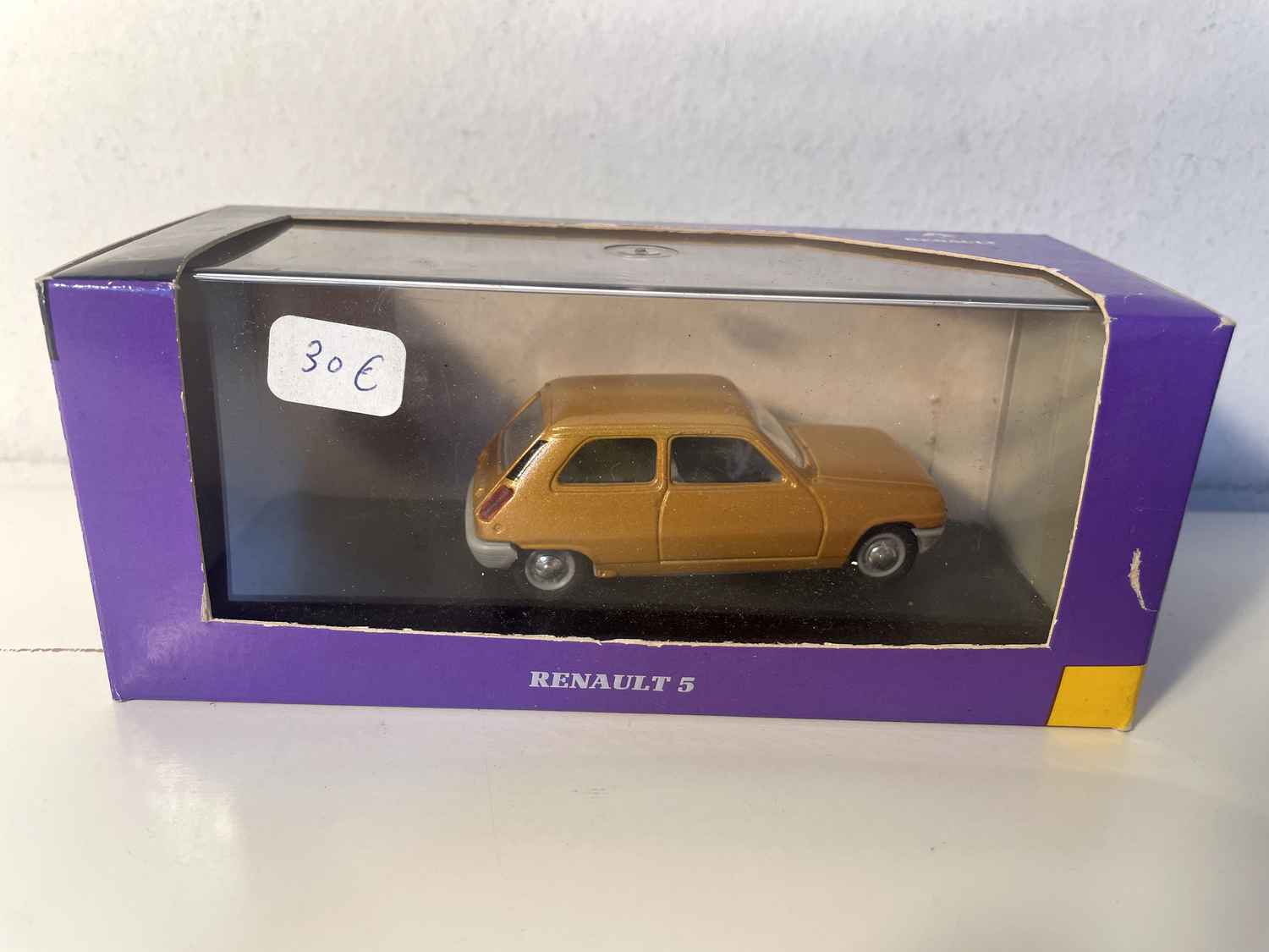 Renault 5 bruin (paarse kartonnen doos)