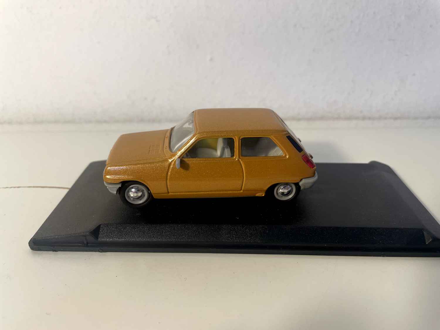 Renault 5 bruin (paarse kartonnen doos)