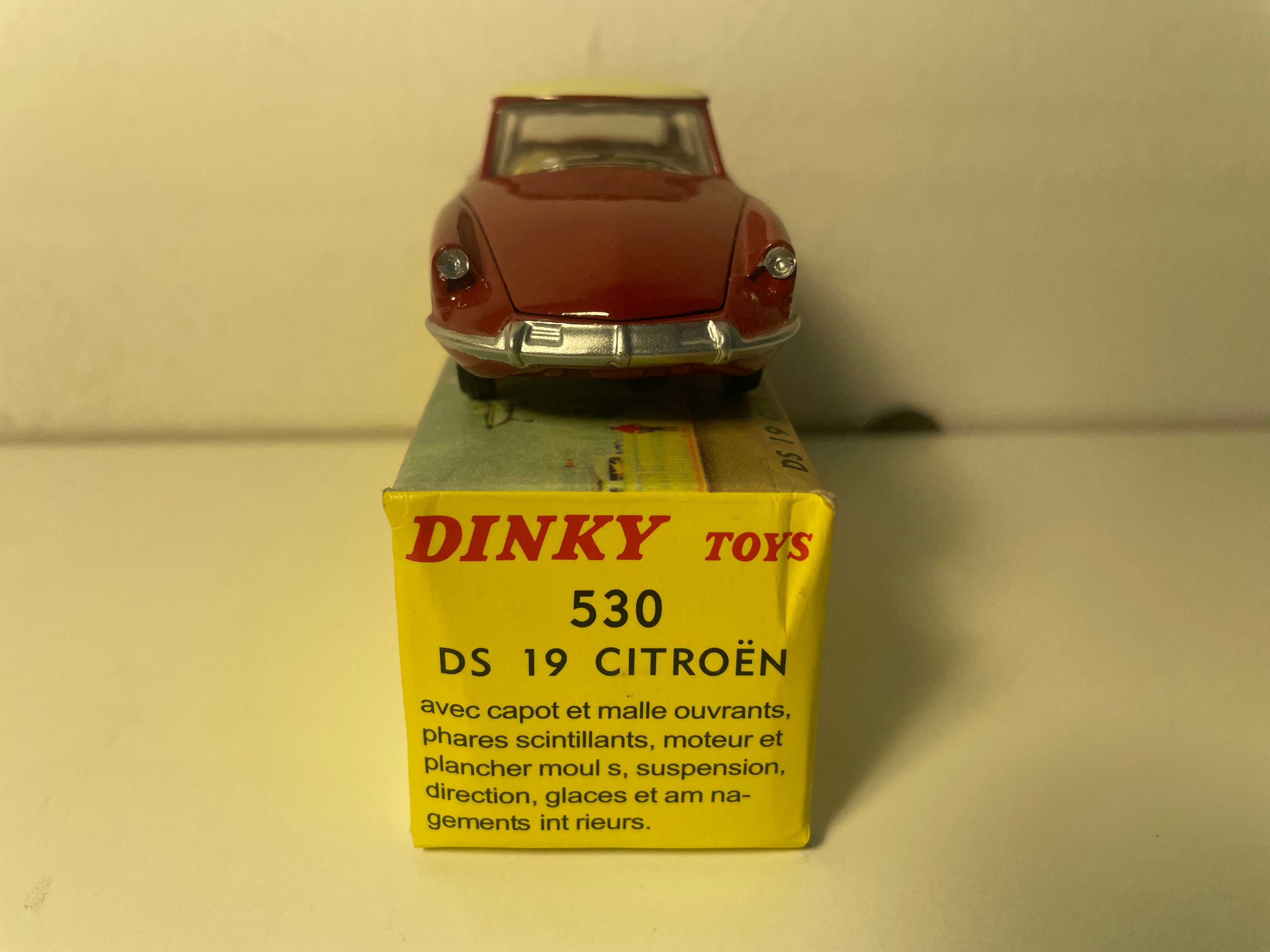 Citroën DS 19 burgundy and cream roof Dinky-Toys (Editions Atlas)