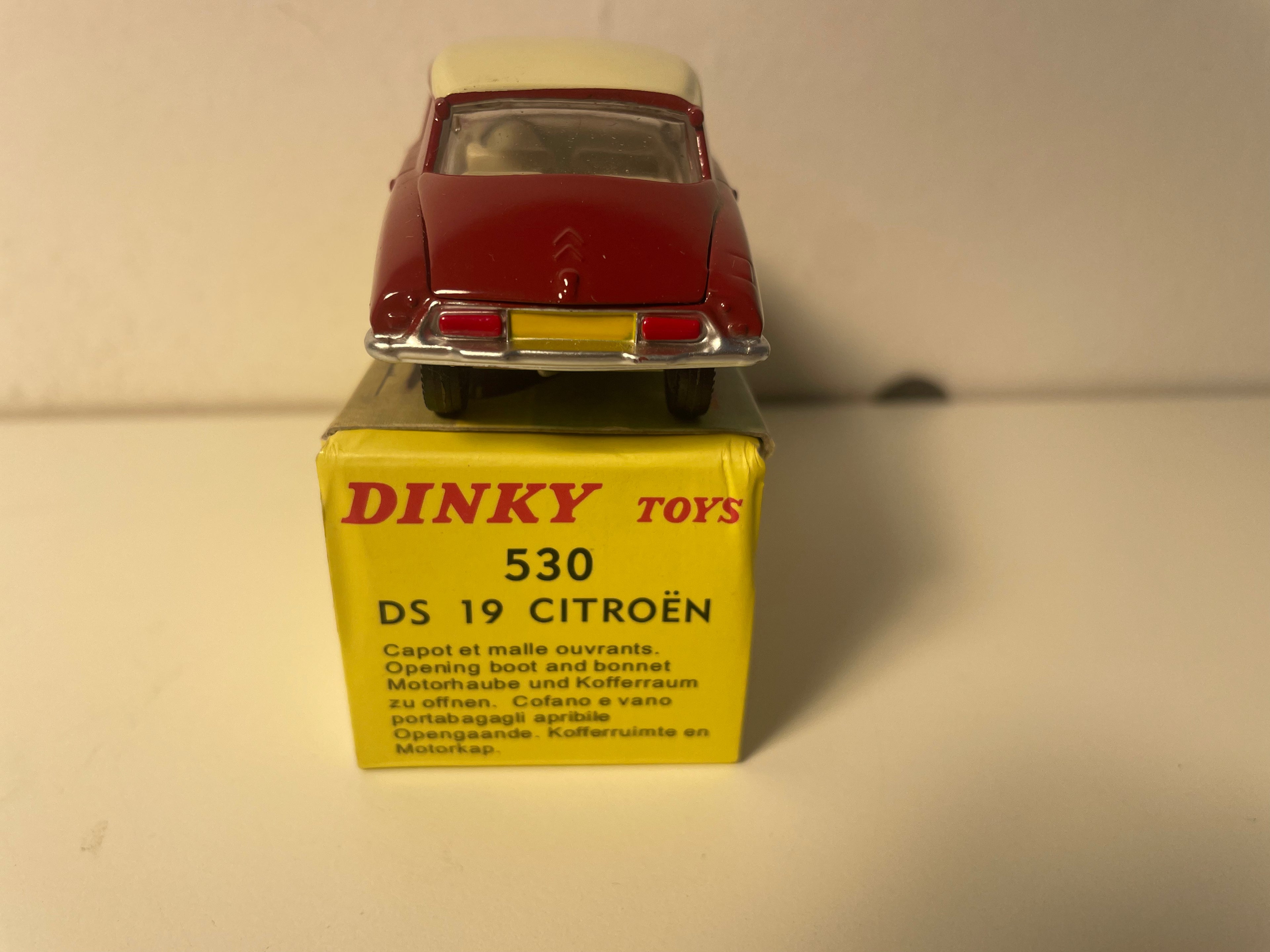 Citroën DS 19 burgundy and cream roof Dinky-Toys (Editions Atlas)