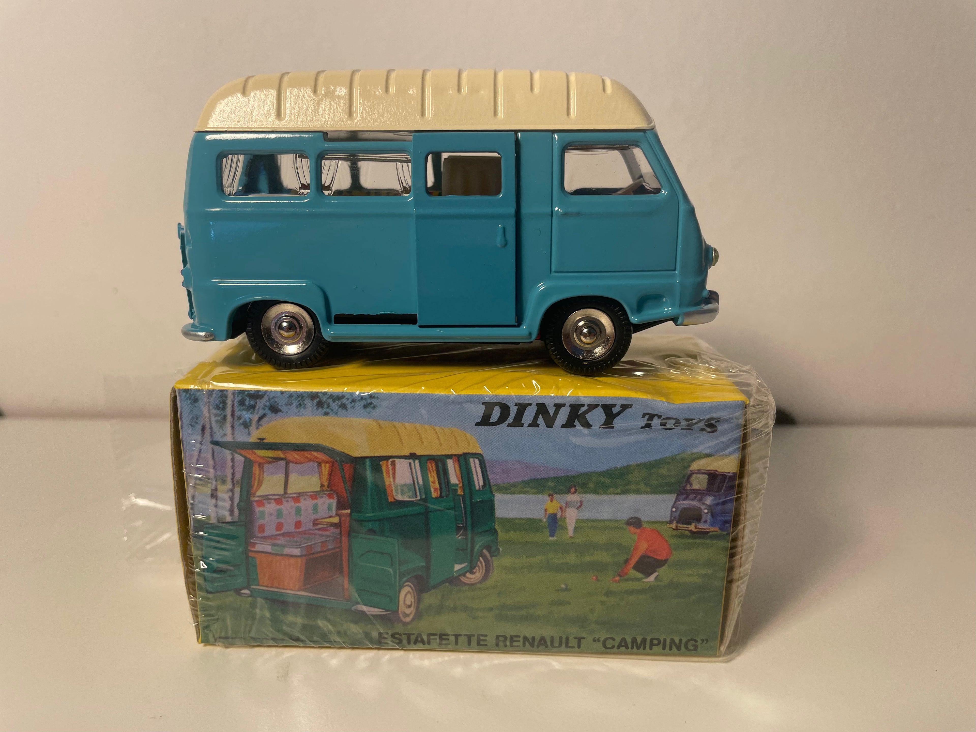 Renault estafette camping bleue et toit beige Dinky-Toys (éditions Atlas) - N°565