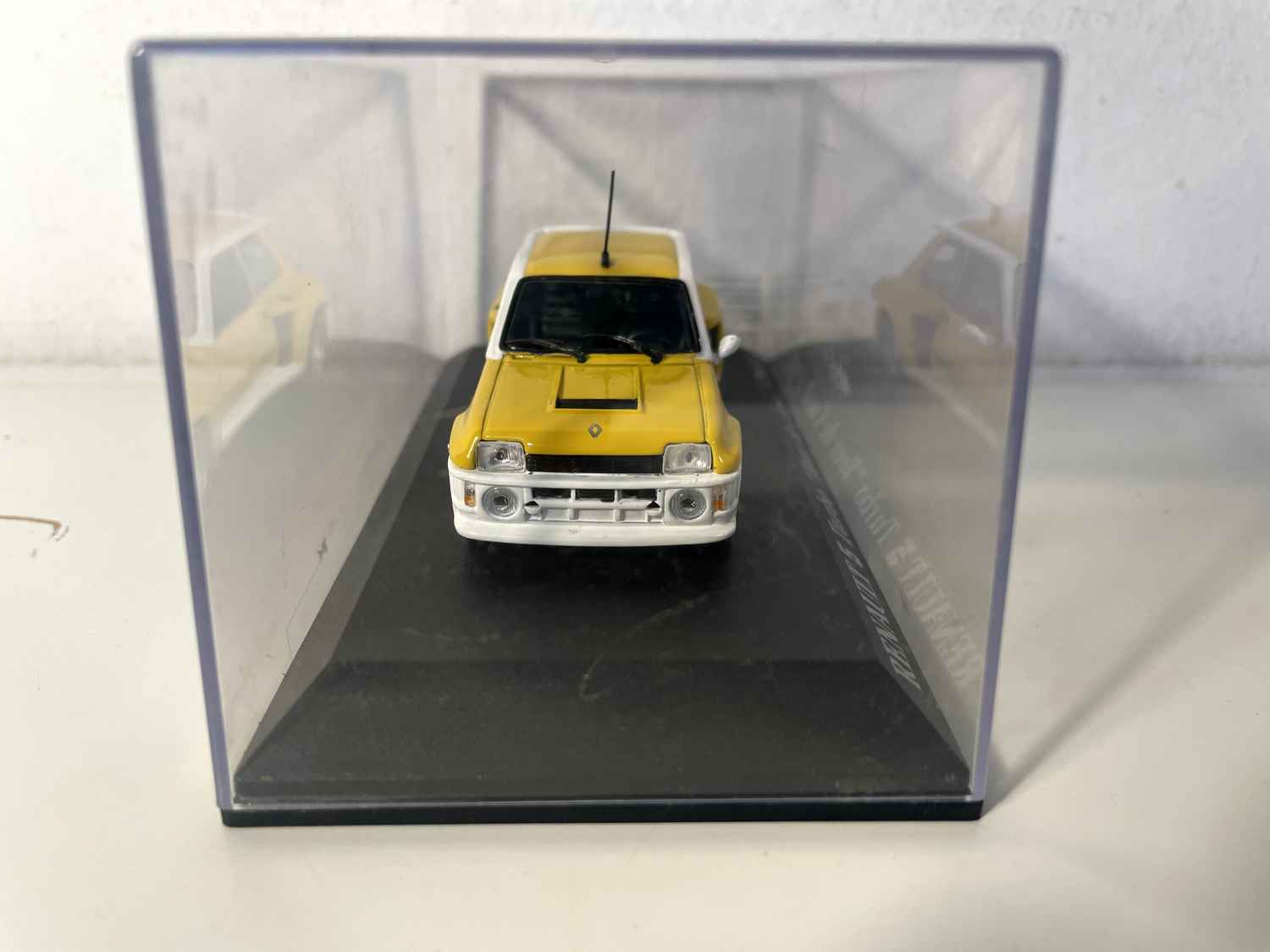 Renault 5 Turbo żółta i biała - rajd Tour de Corse 1983 (pudełko plexi)